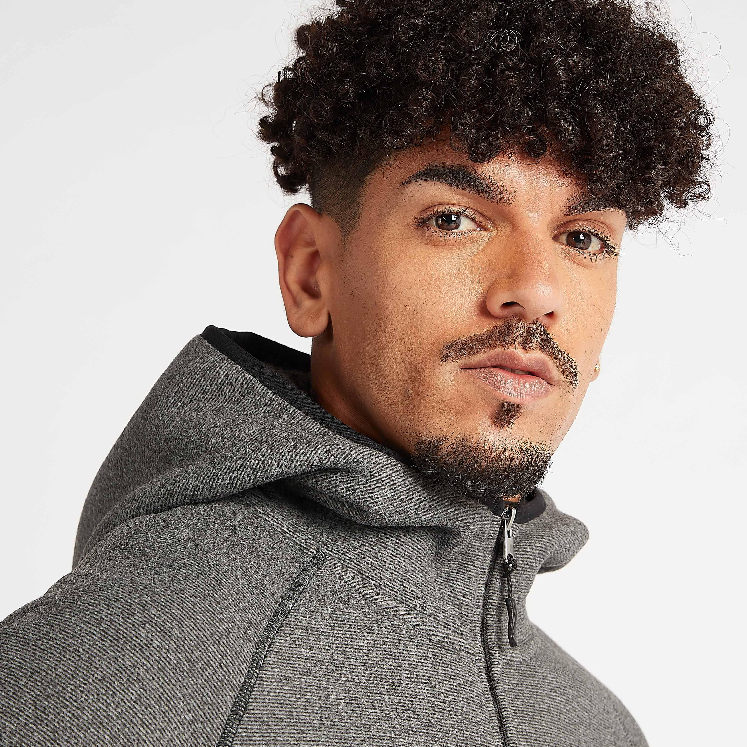 جاكيت بارز الملمس بقبّعة وجيوب وسحّاب-men-clothing-jacketsandblazers-jackets-image-3