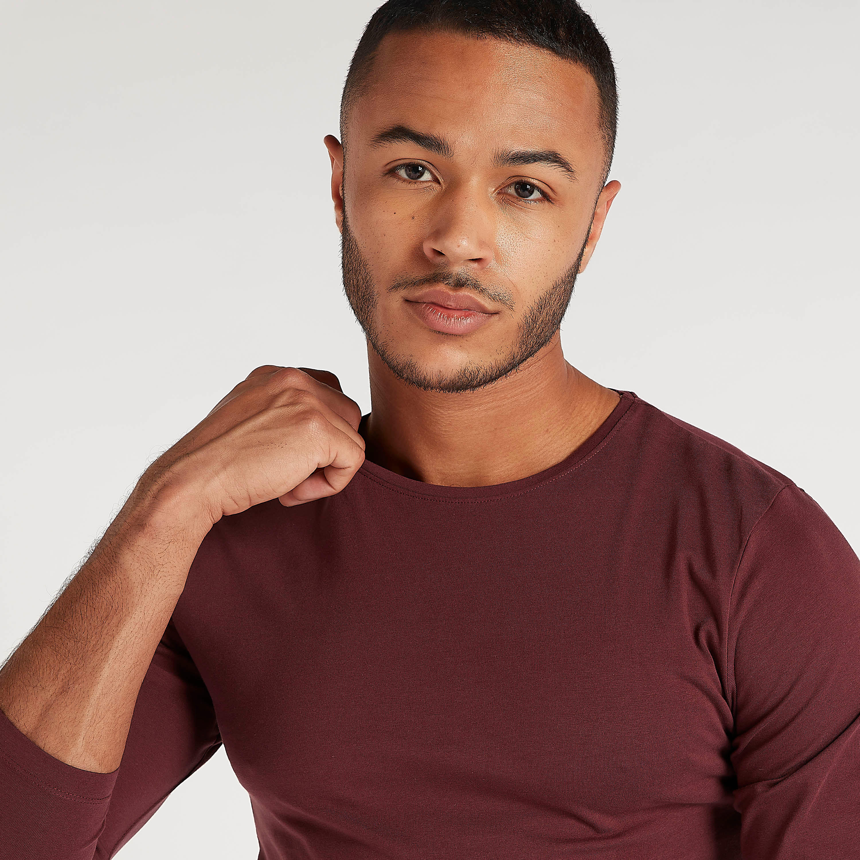 تيشيرت سادة بياقة ضيّقة وأكمام طويلة-men-clothing-tshirtsandpolos-tshirts-image-2