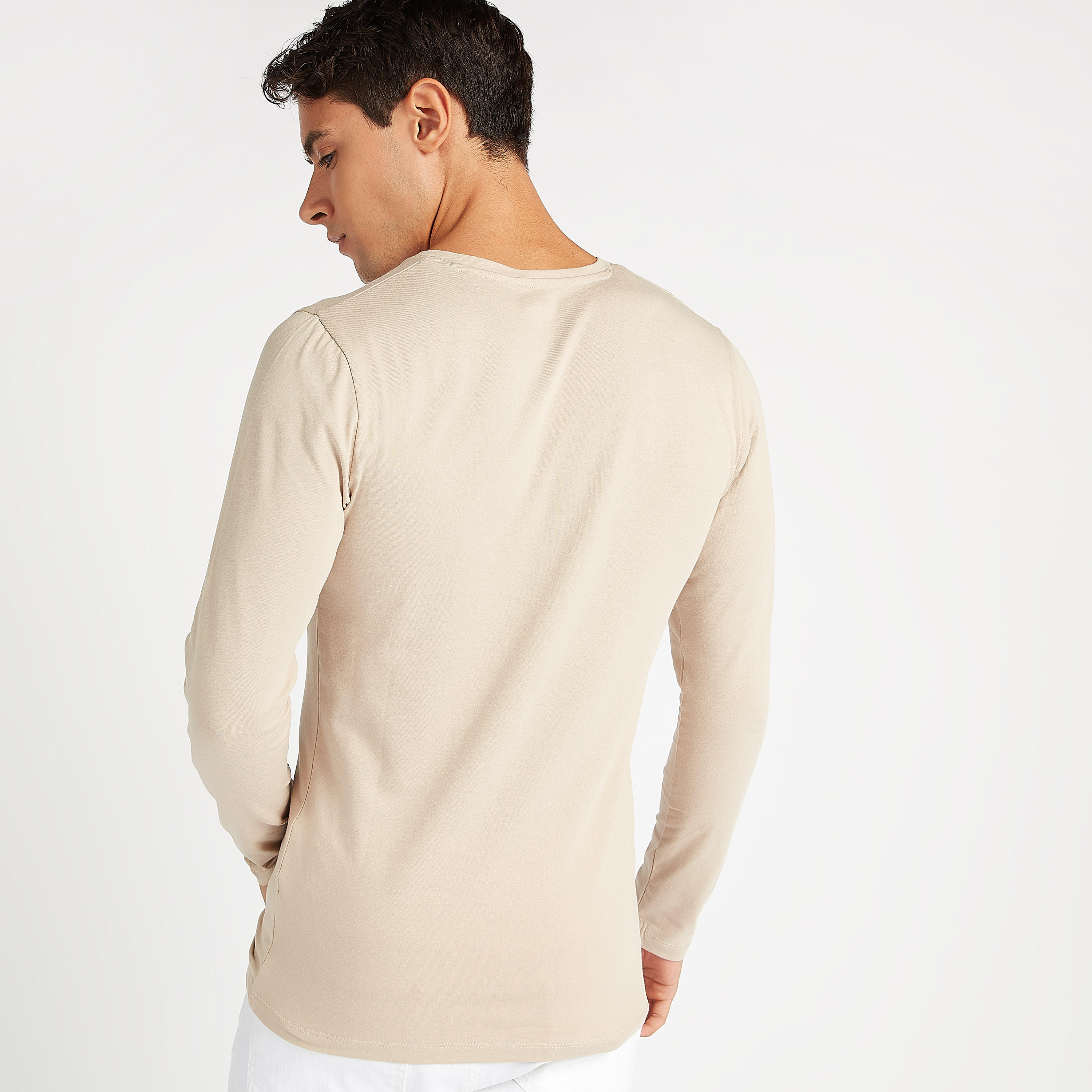 تيشيرت مستدام سادة بياقة V وأكمام طويلة-men-clothing-tshirtsandpolos-tshirts-image-4