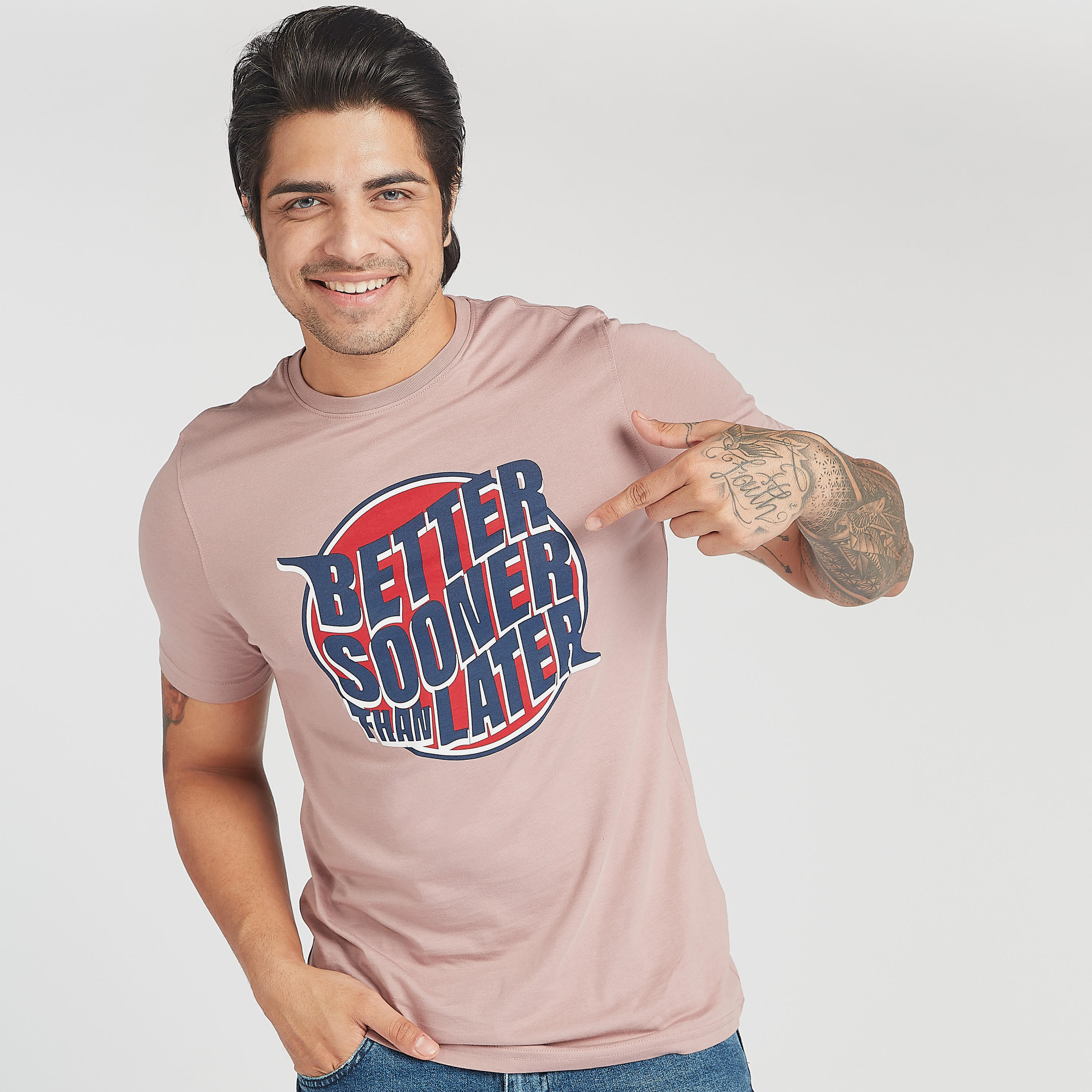 تيشيرت مستدام بياقة ضيّقة وأكمام قصيرة وطبعات تايبوجرافيك-men-clothing-tshirtsandpolos-tshirts-image-1
