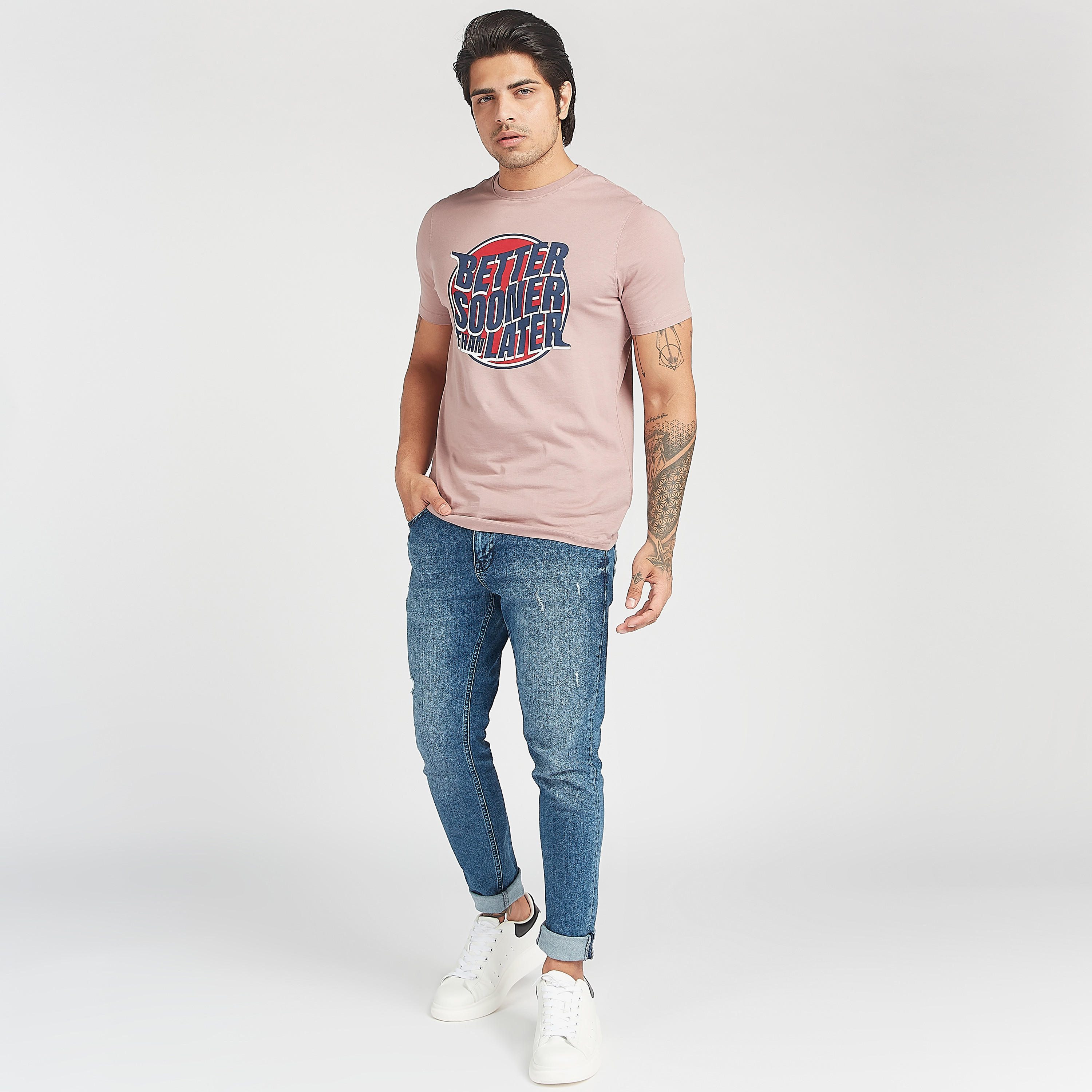 تيشيرت مستدام بياقة ضيّقة وأكمام قصيرة وطبعات تايبوجرافيك-men-clothing-tshirtsandpolos-tshirts-image-2