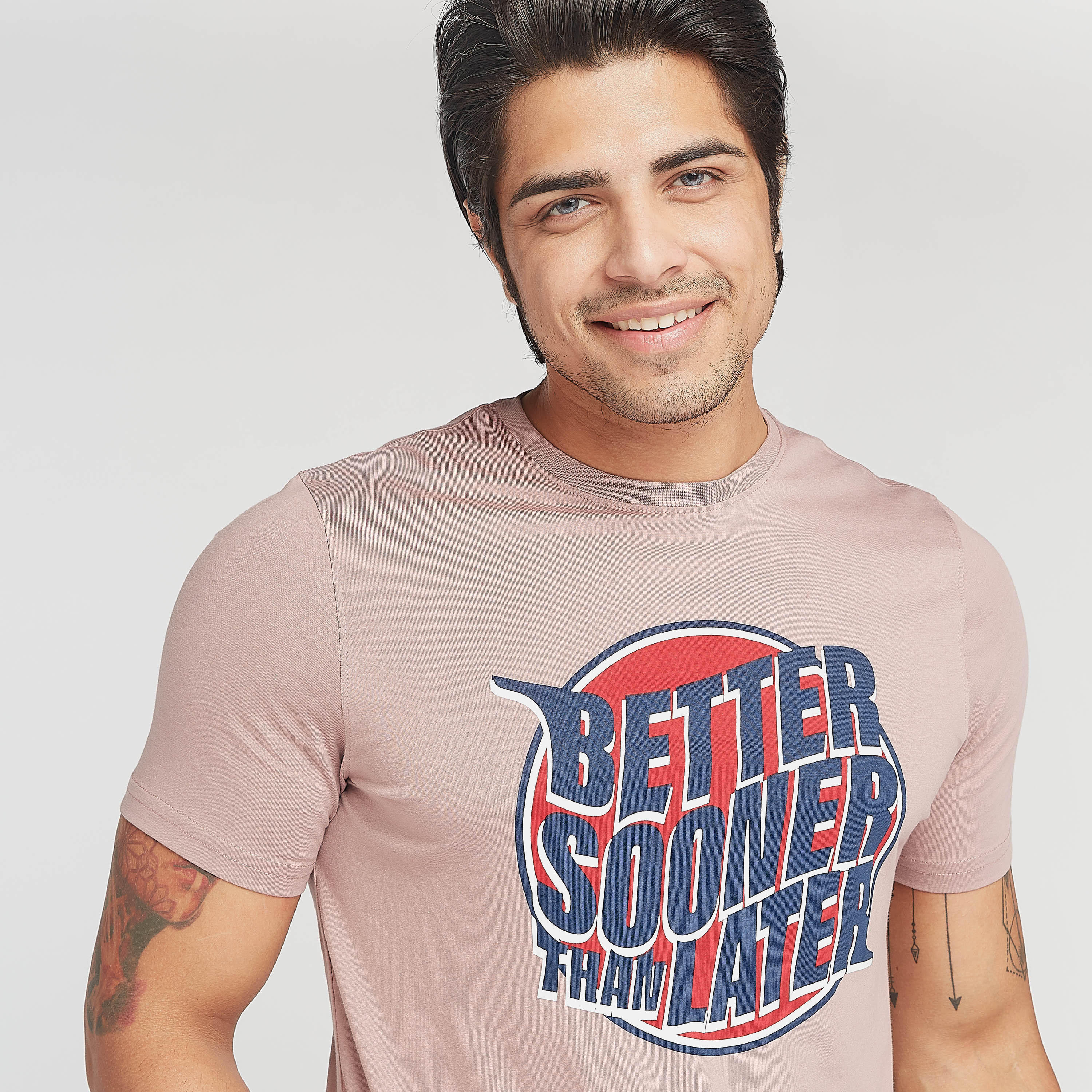 تيشيرت مستدام بياقة ضيّقة وأكمام قصيرة وطبعات تايبوجرافيك-men-clothing-tshirtsandpolos-tshirts-image-3