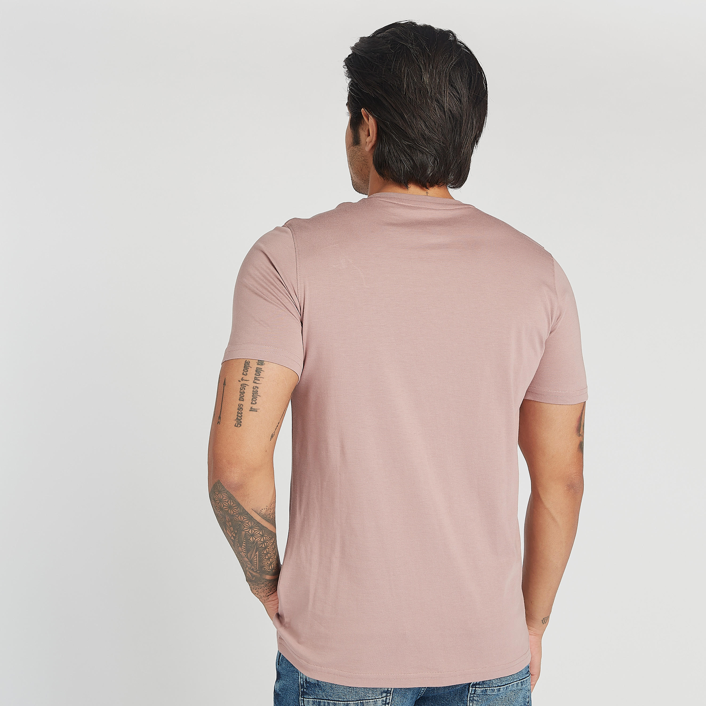تيشيرت مستدام بياقة ضيّقة وأكمام قصيرة وطبعات تايبوجرافيك-men-clothing-tshirtsandpolos-tshirts-image-4