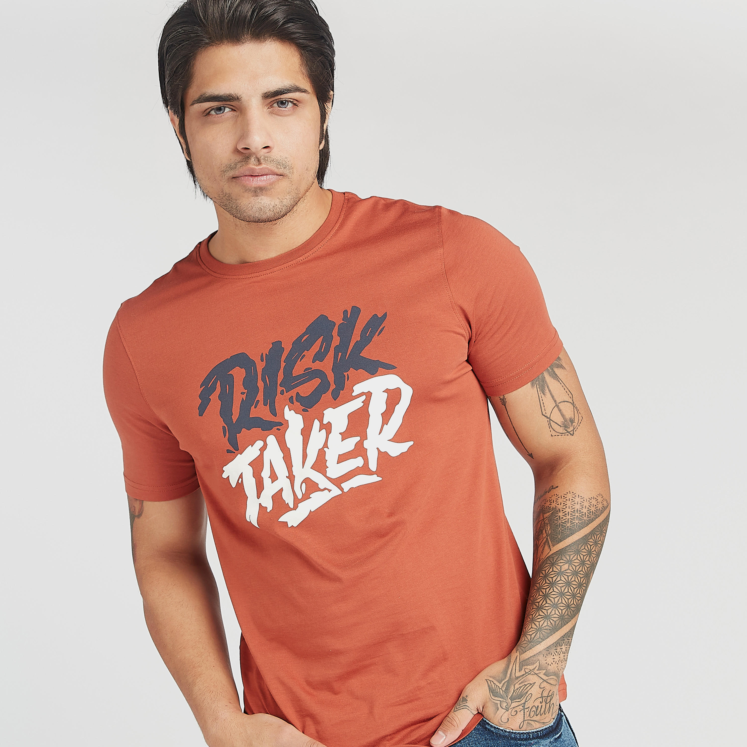 تيشيرت مستدام بياقة ضيّقة وأكمام قصيرة وطبعات-men-clothing-tshirtsandpolos-tshirts-image-5