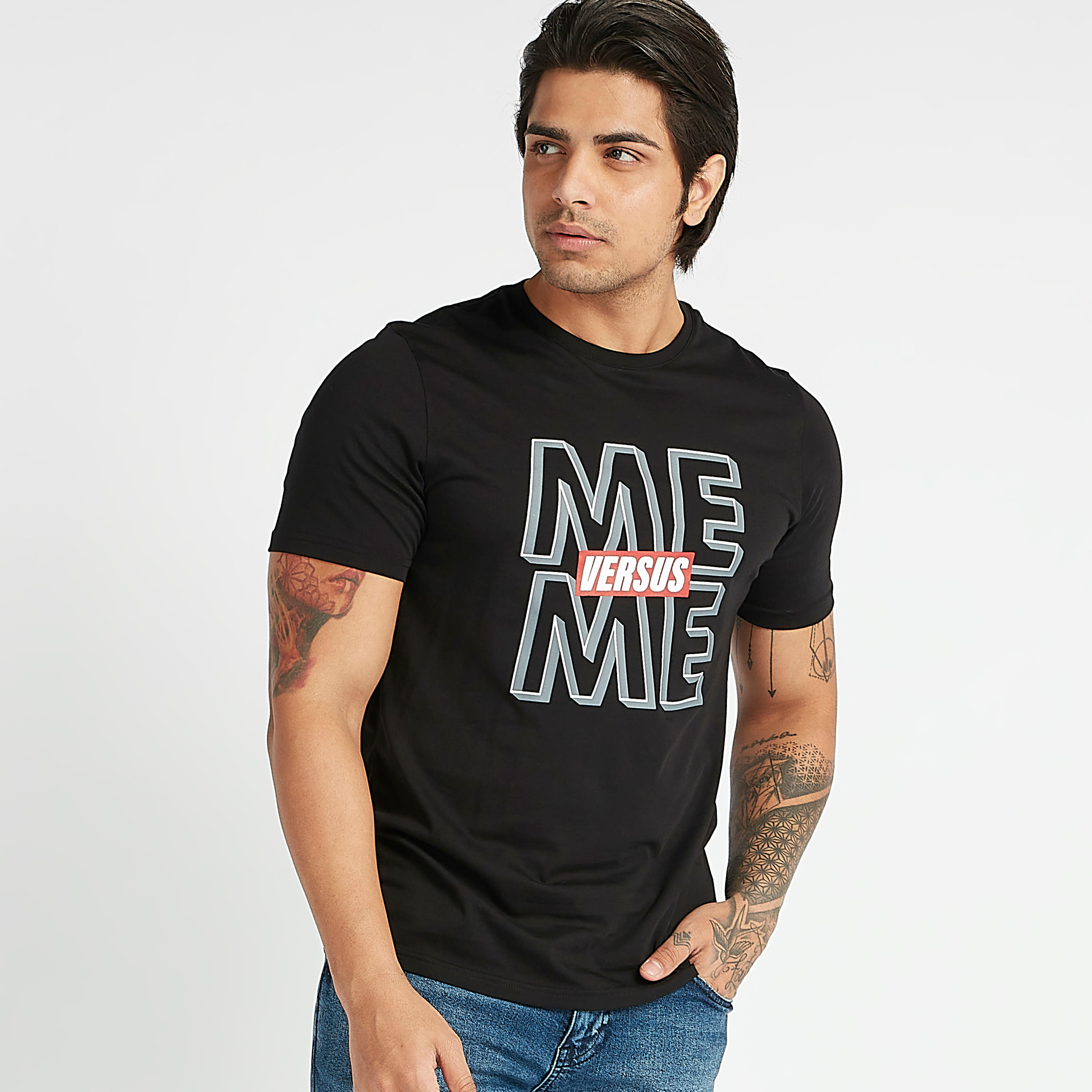 تيشيرت مستدام بياقة ضيّقة وأكمام قصيرة وطبعات تايبوجرافيك-men-clothing-tshirtsandpolos-tshirts-image-1