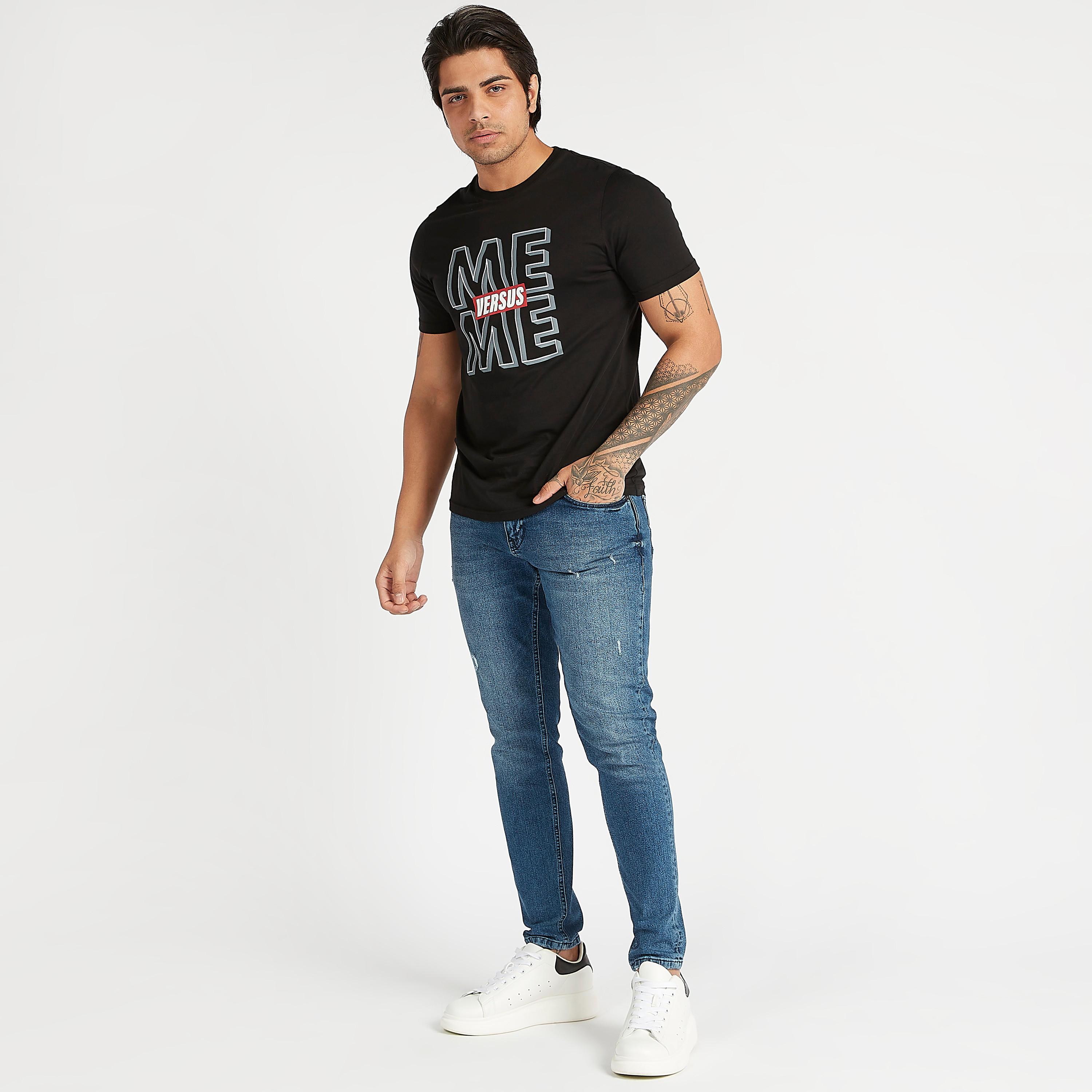 تيشيرت مستدام بياقة ضيّقة وأكمام قصيرة وطبعات تايبوجرافيك-men-clothing-tshirtsandpolos-tshirts-image-2