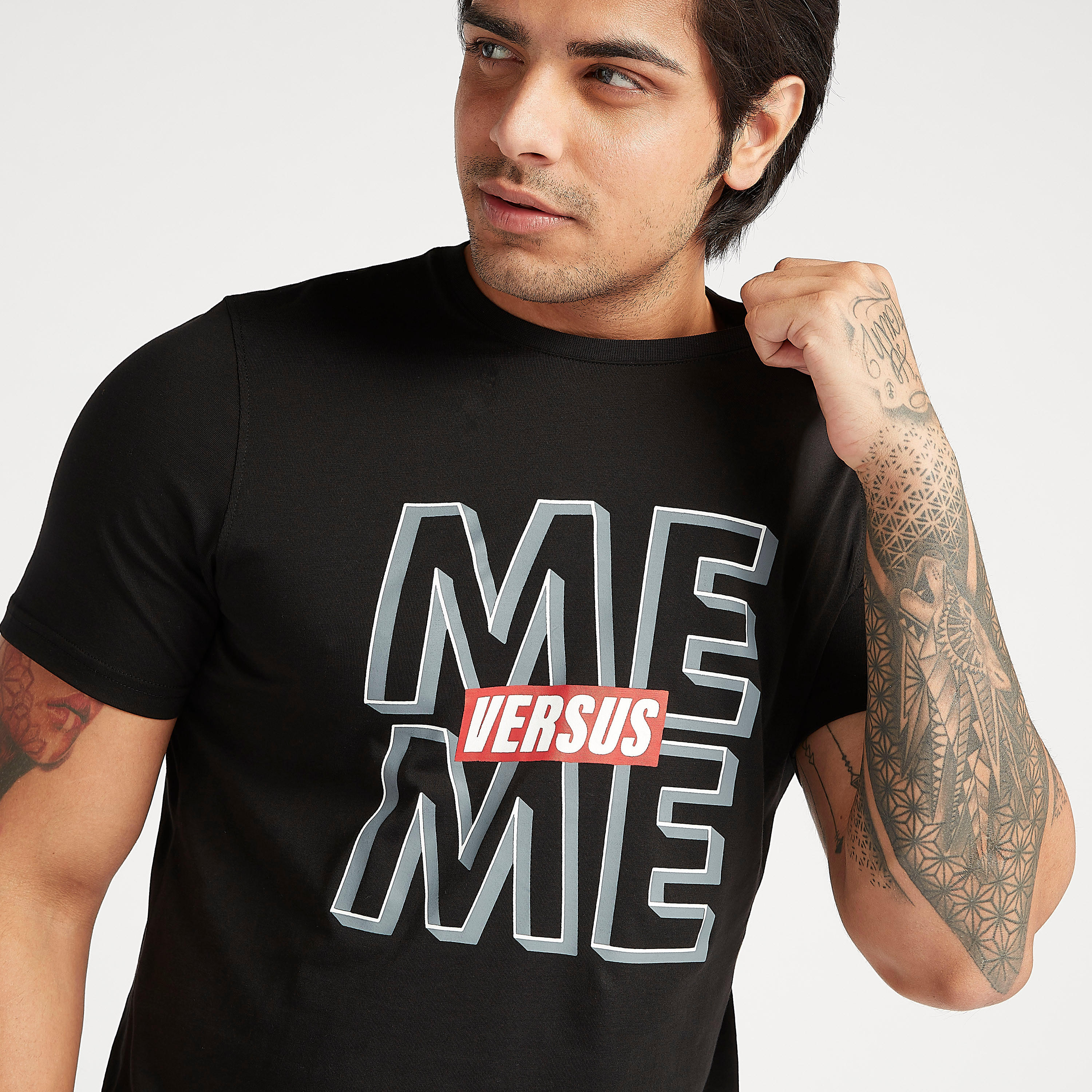 تيشيرت مستدام بياقة ضيّقة وأكمام قصيرة وطبعات تايبوجرافيك-men-clothing-tshirtsandpolos-tshirts-image-3