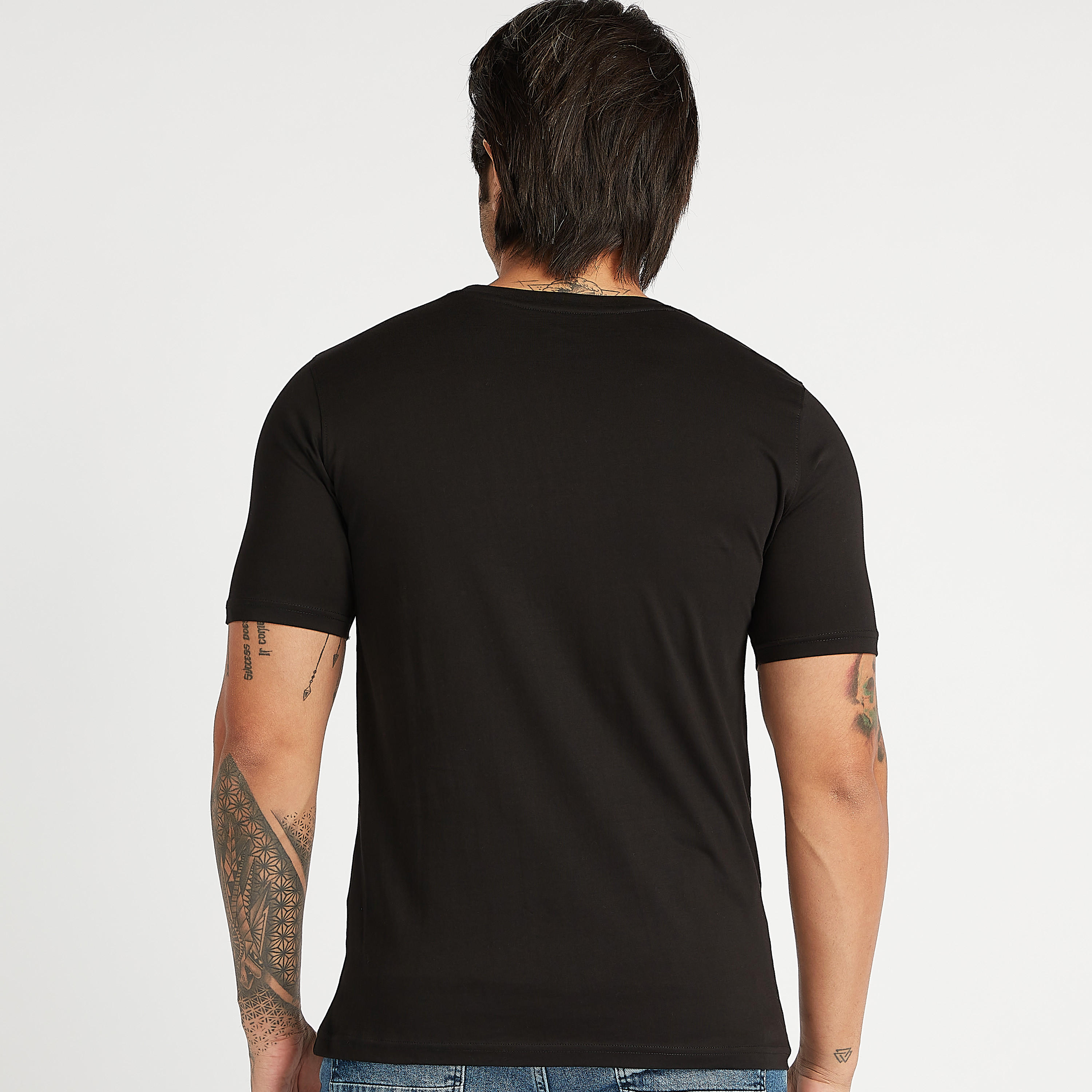 تيشيرت مستدام بياقة ضيّقة وأكمام قصيرة وطبعات تايبوجرافيك-men-clothing-tshirtsandpolos-tshirts-image-4