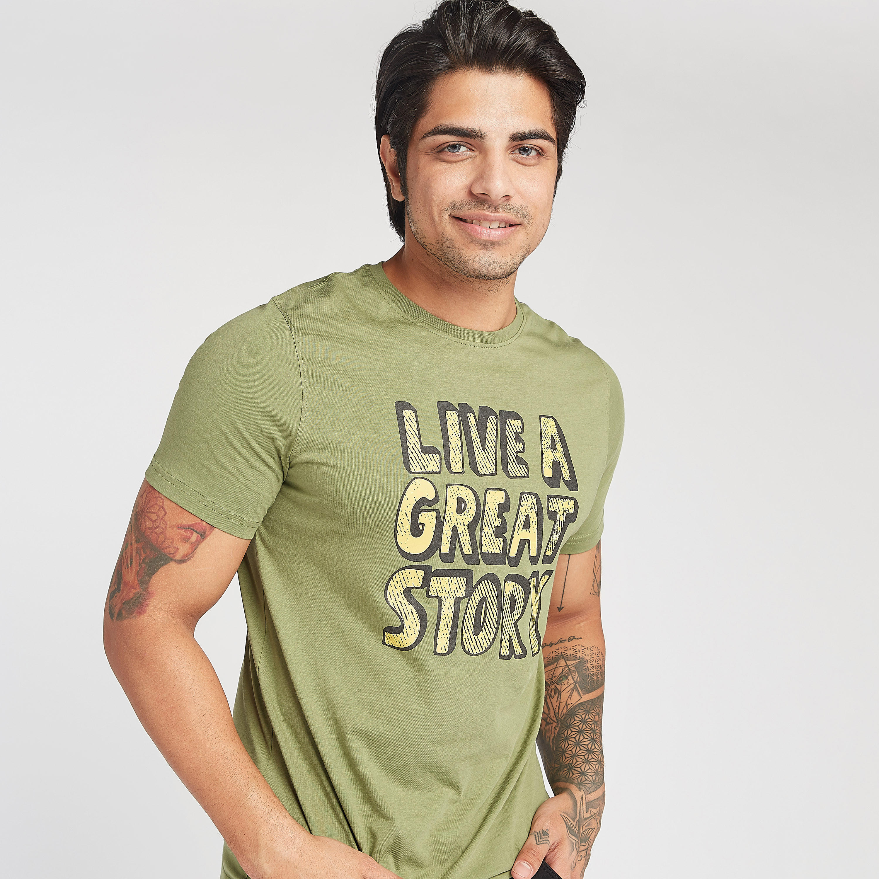 تيشيرت بياقة ضيّقة وأكمام قصيرة وطبعات شعار-men-clothing-tshirtsandpolos-tshirts-image-1