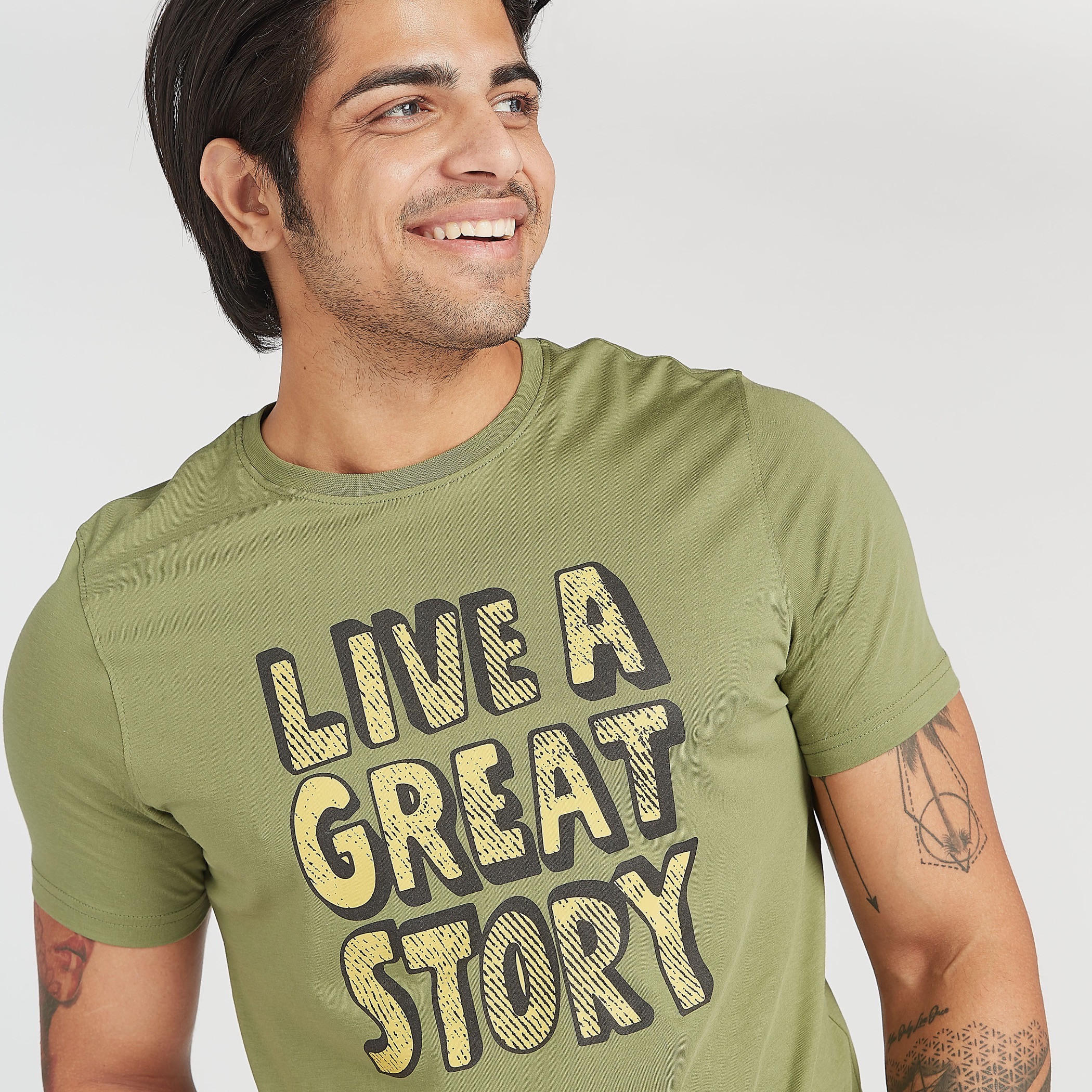 تيشيرت بياقة ضيّقة وأكمام قصيرة وطبعات شعار-men-clothing-tshirtsandpolos-tshirts-image-2