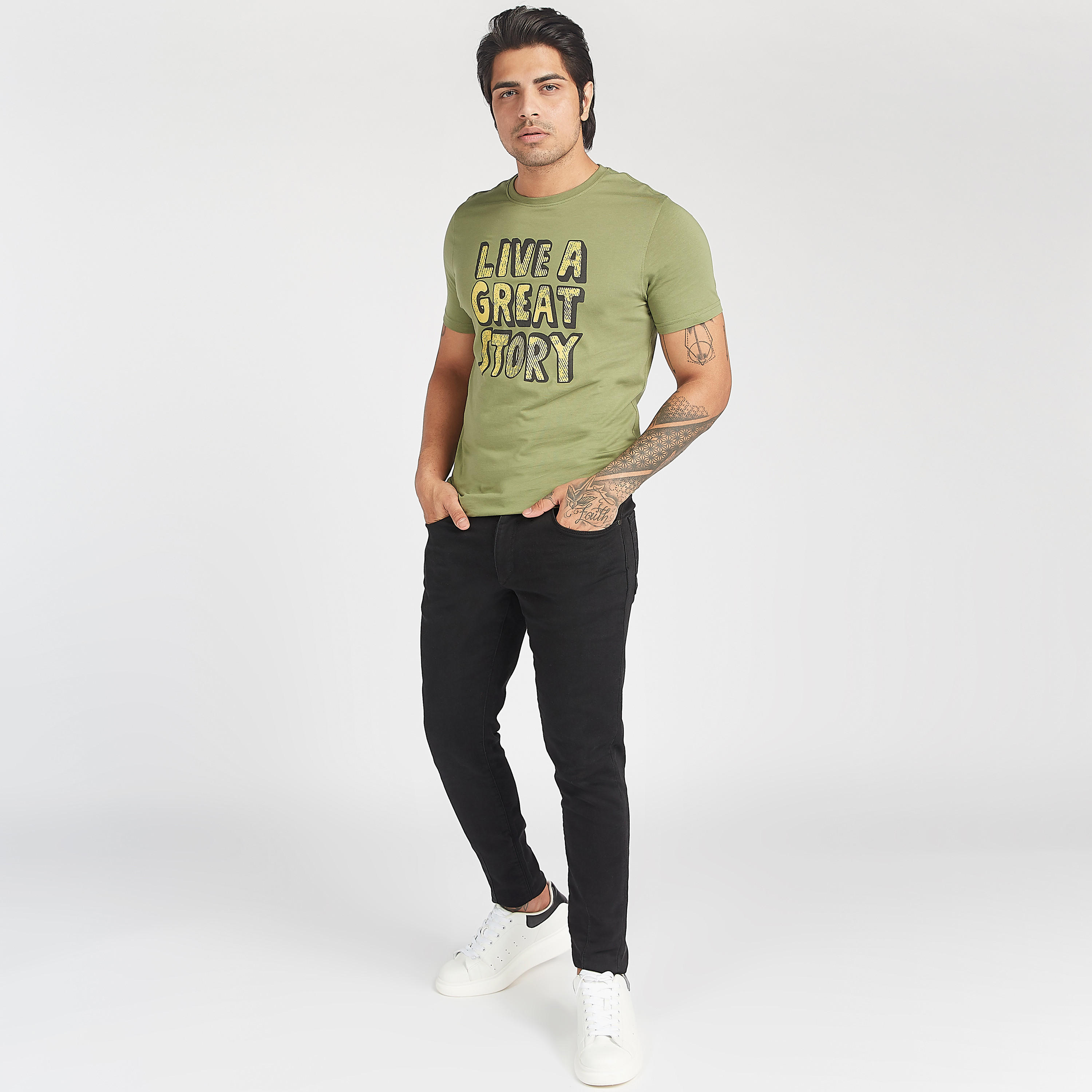 تيشيرت بياقة ضيّقة وأكمام قصيرة وطبعات شعار-men-clothing-tshirtsandpolos-tshirts-image-3