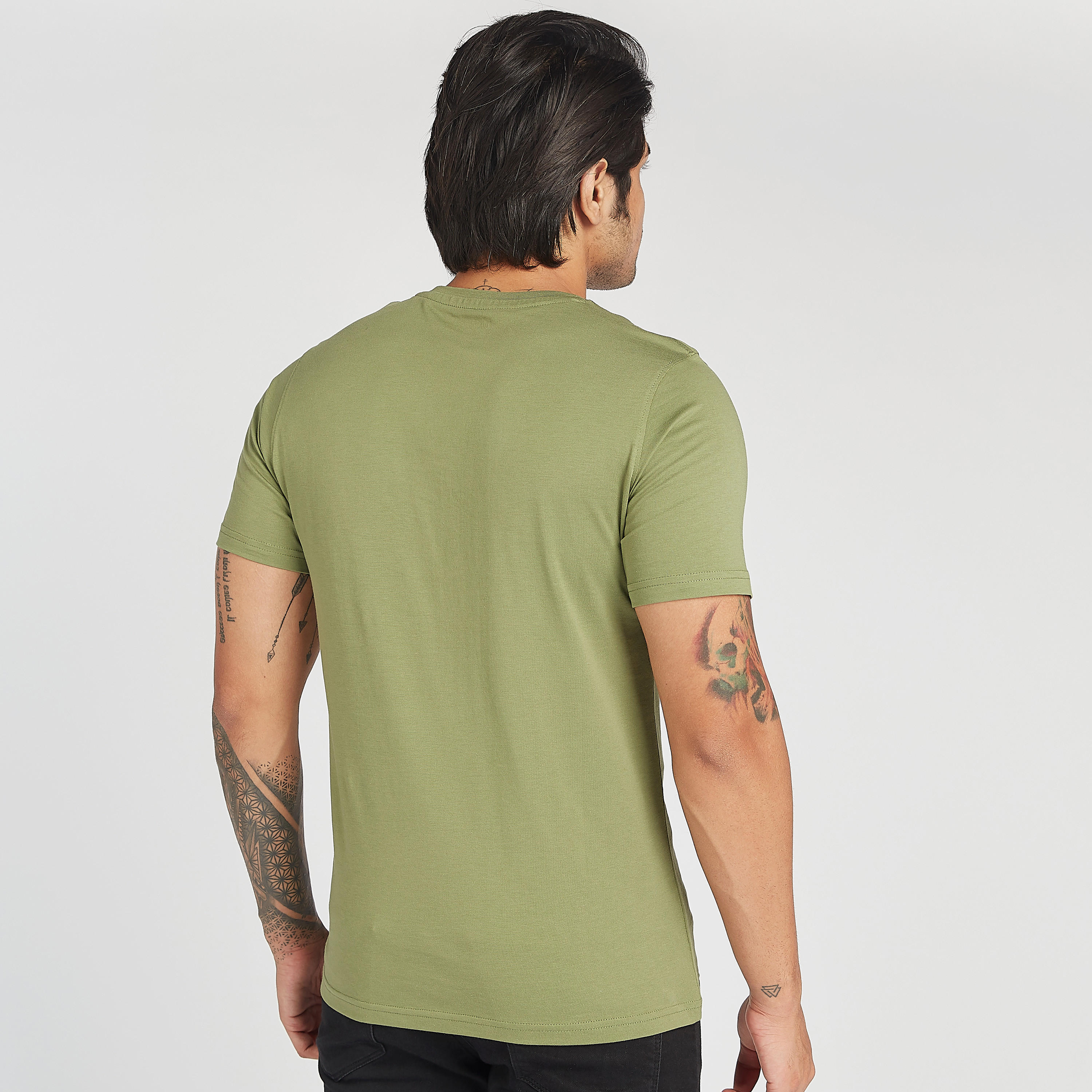 تيشيرت بياقة ضيّقة وأكمام قصيرة وطبعات شعار-men-clothing-tshirtsandpolos-tshirts-image-4