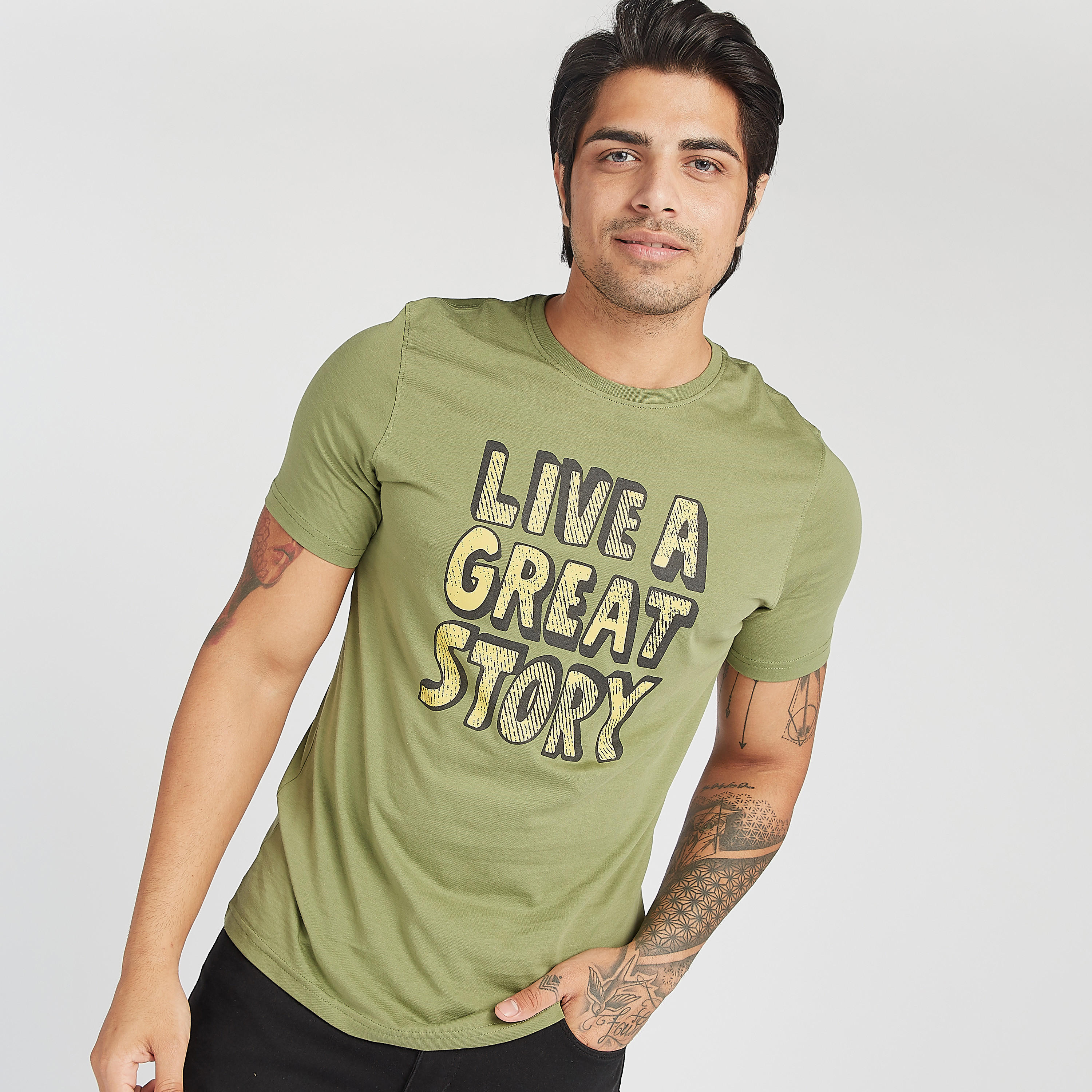 تيشيرت بياقة ضيّقة وأكمام قصيرة وطبعات شعار-men-clothing-tshirtsandpolos-tshirts-image-5