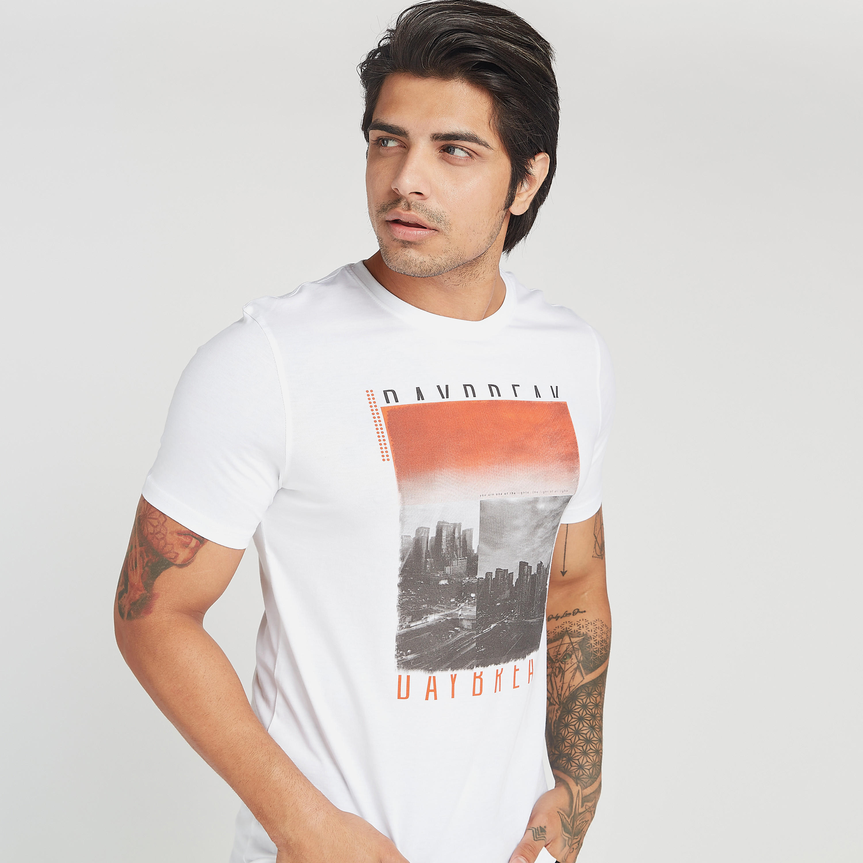 تيشيرت مستدام بياقة ضيّقة وأكمام قصيرة وطبعات جرافيك-men-clothing-tshirtsandpolos-tshirts-image-1