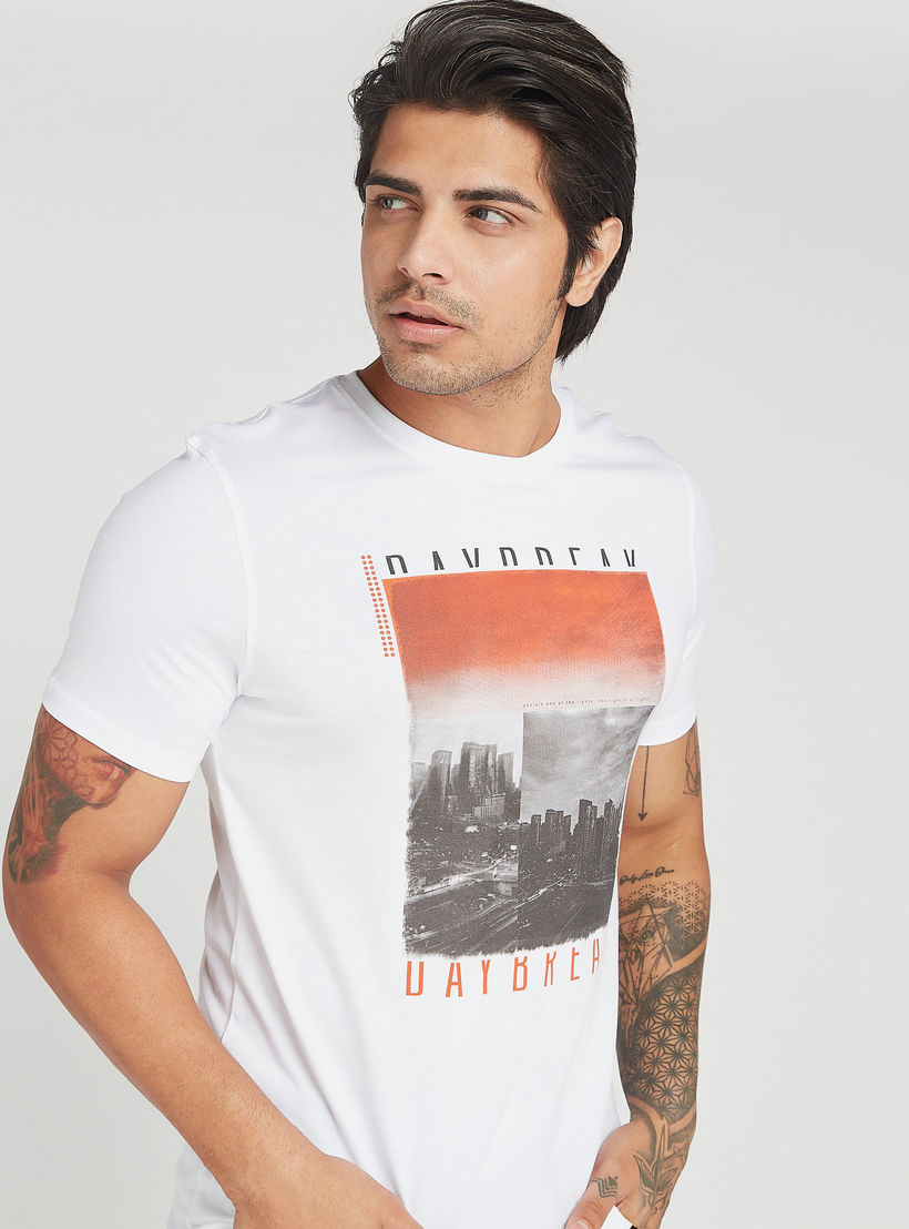 تيشيرت مستدام بياقة ضيّقة وأكمام قصيرة وطبعات جرافيك-men-clothing-tshirtsandpolos-tshirts-image-1
