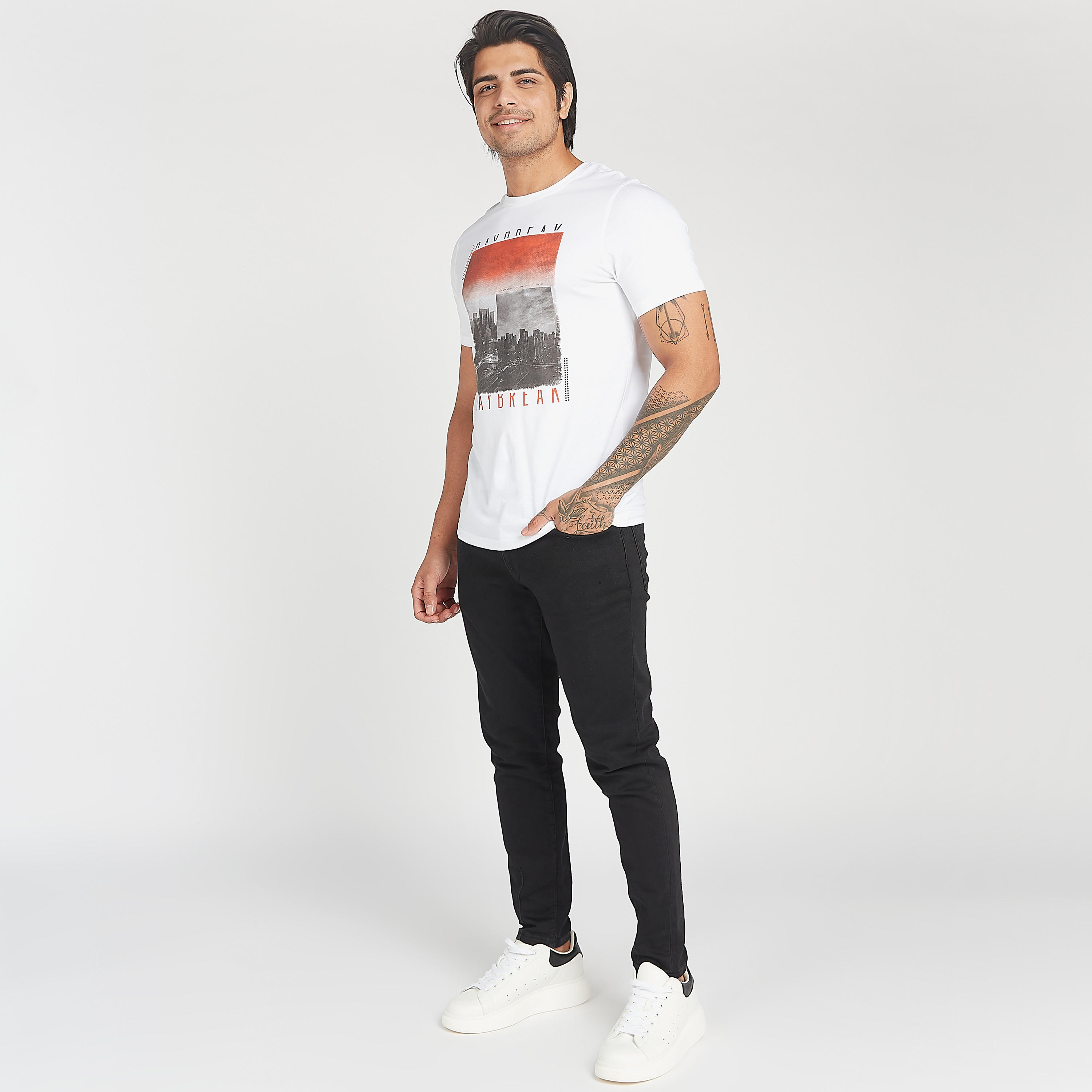 تيشيرت مستدام بياقة ضيّقة وأكمام قصيرة وطبعات جرافيك-men-clothing-tshirtsandpolos-tshirts-image-2