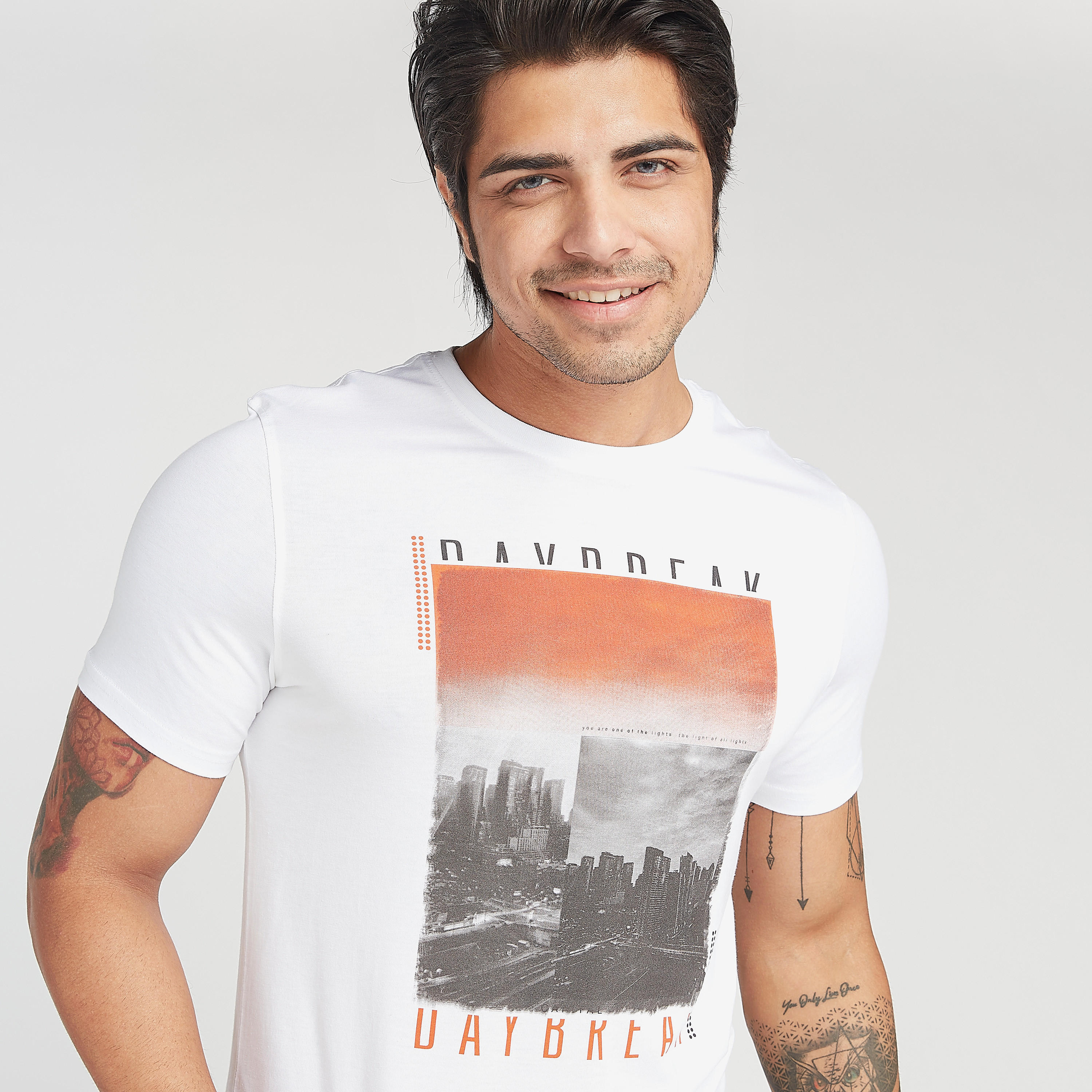 تيشيرت مستدام بياقة ضيّقة وأكمام قصيرة وطبعات جرافيك-men-clothing-tshirtsandpolos-tshirts-image-3