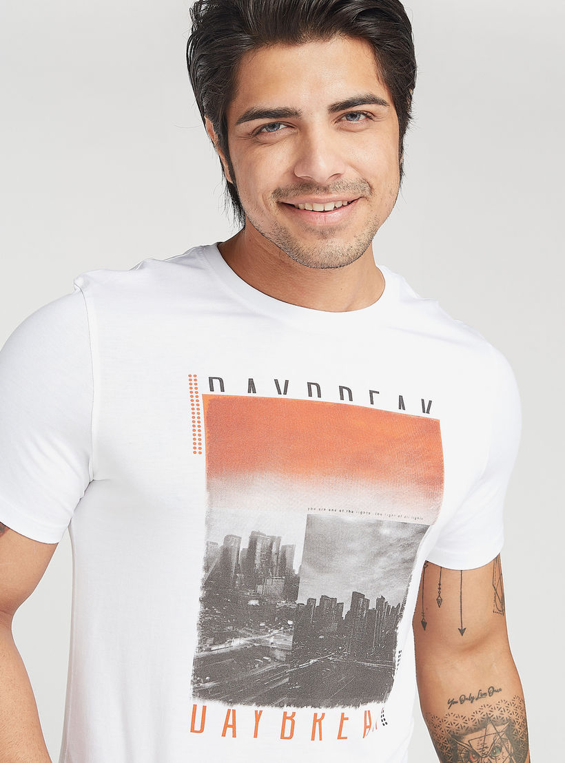 تيشيرت مستدام بياقة ضيّقة وأكمام قصيرة وطبعات جرافيك-men-clothing-tshirtsandpolos-tshirts-image-3