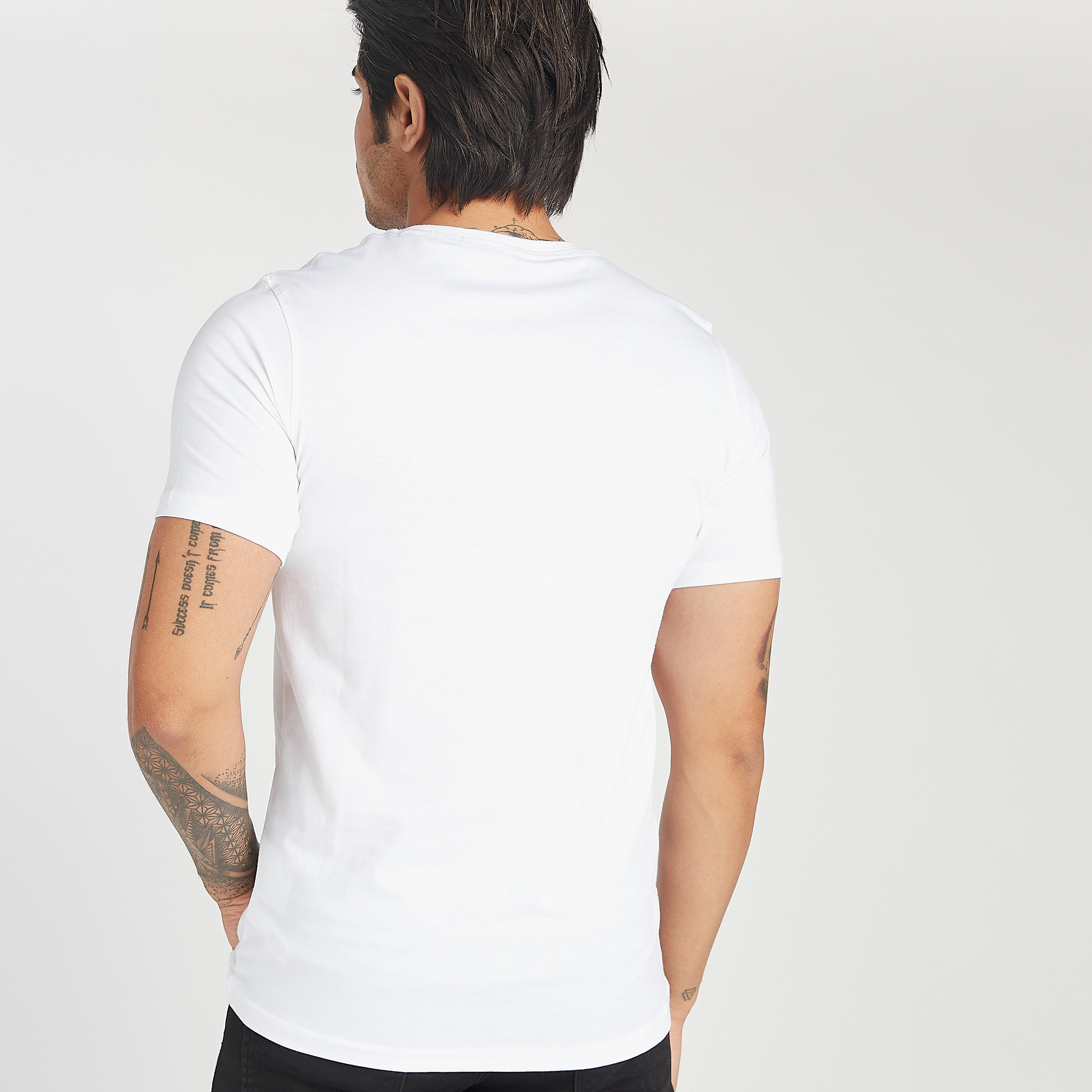 تيشيرت مستدام بياقة ضيّقة وأكمام قصيرة وطبعات جرافيك-men-clothing-tshirtsandpolos-tshirts-image-4