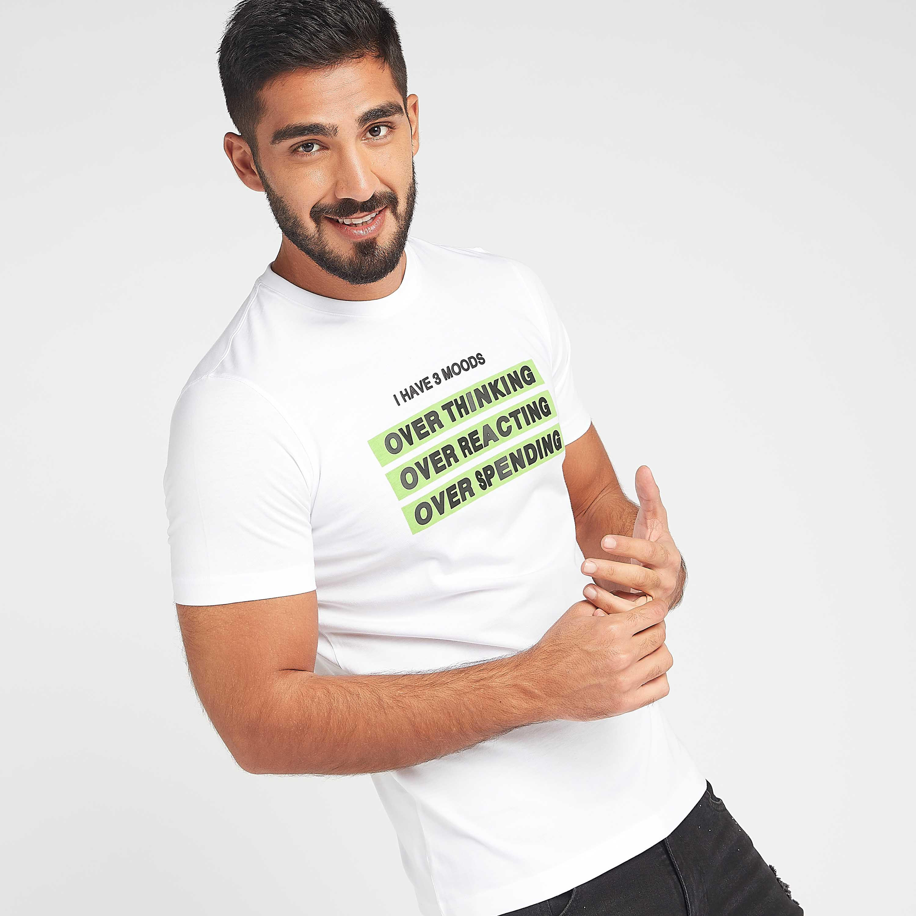 تيشيرت بياقة ضيّقة وأكمام قصيرة وطبعات شعار-men-clothing-tshirtsandpolos-tshirts-image-1