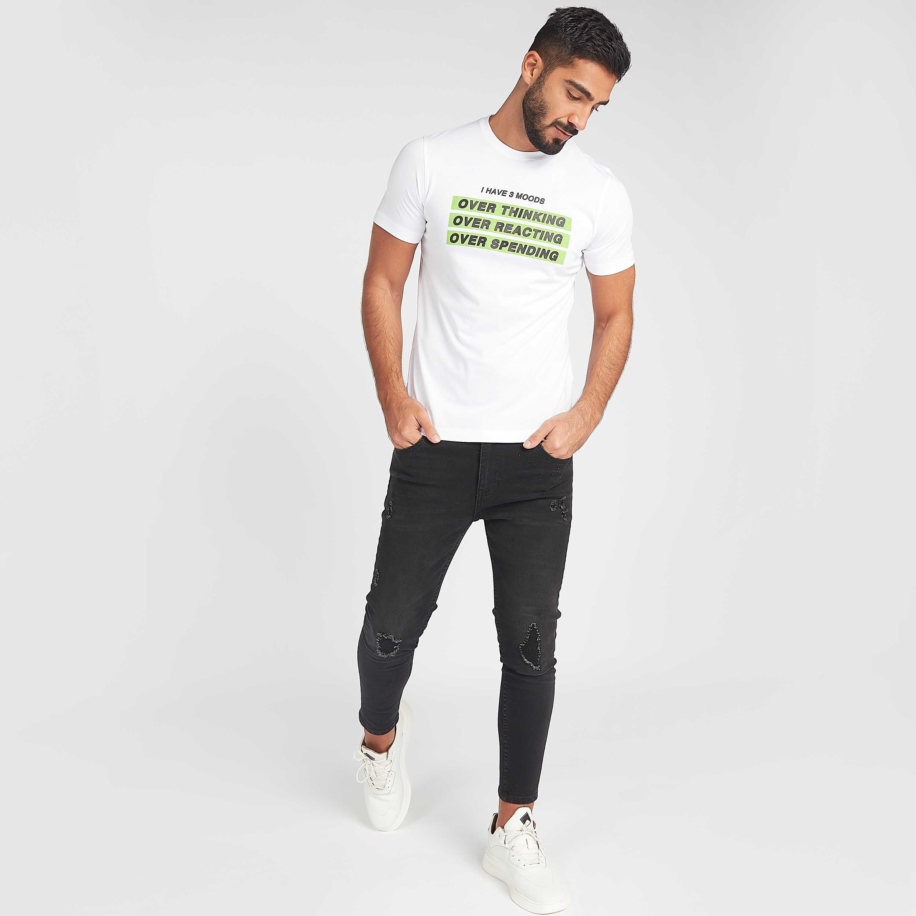 تيشيرت بياقة ضيّقة وأكمام قصيرة وطبعات شعار-men-clothing-tshirtsandpolos-tshirts-image-2