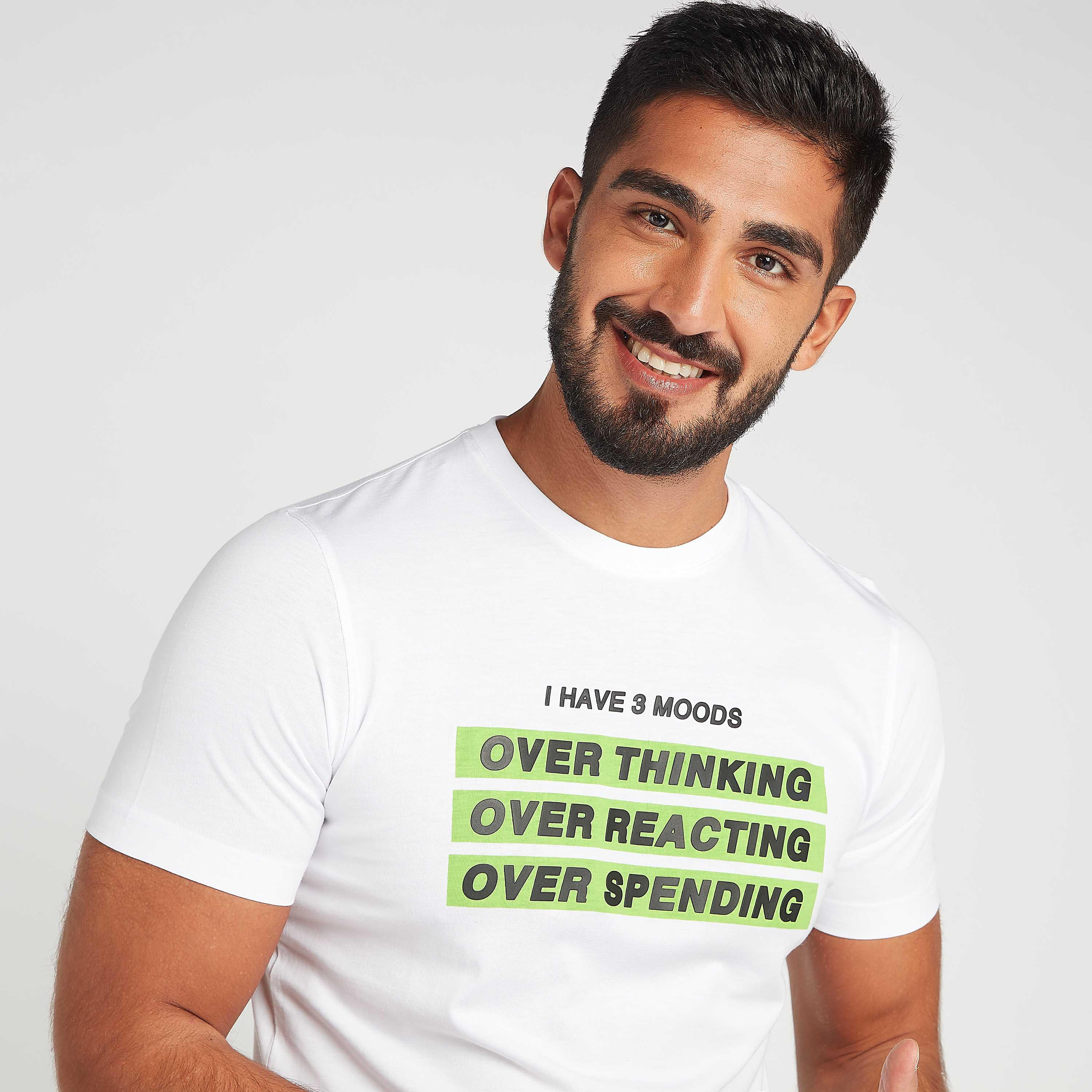 تيشيرت بياقة ضيّقة وأكمام قصيرة وطبعات شعار-men-clothing-tshirtsandpolos-tshirts-image-3