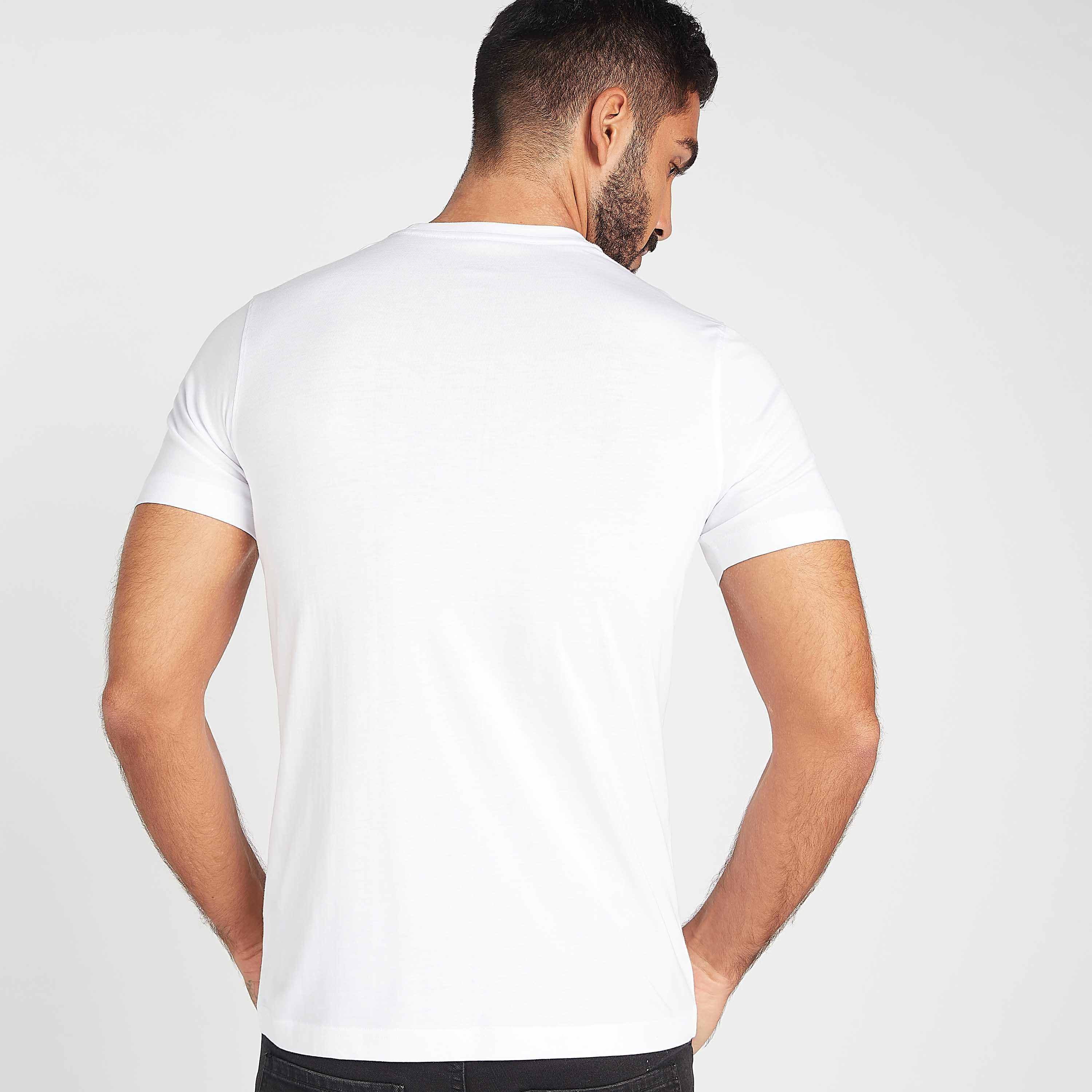 تيشيرت بياقة ضيّقة وأكمام قصيرة وطبعات شعار-men-clothing-tshirtsandpolos-tshirts-image-4