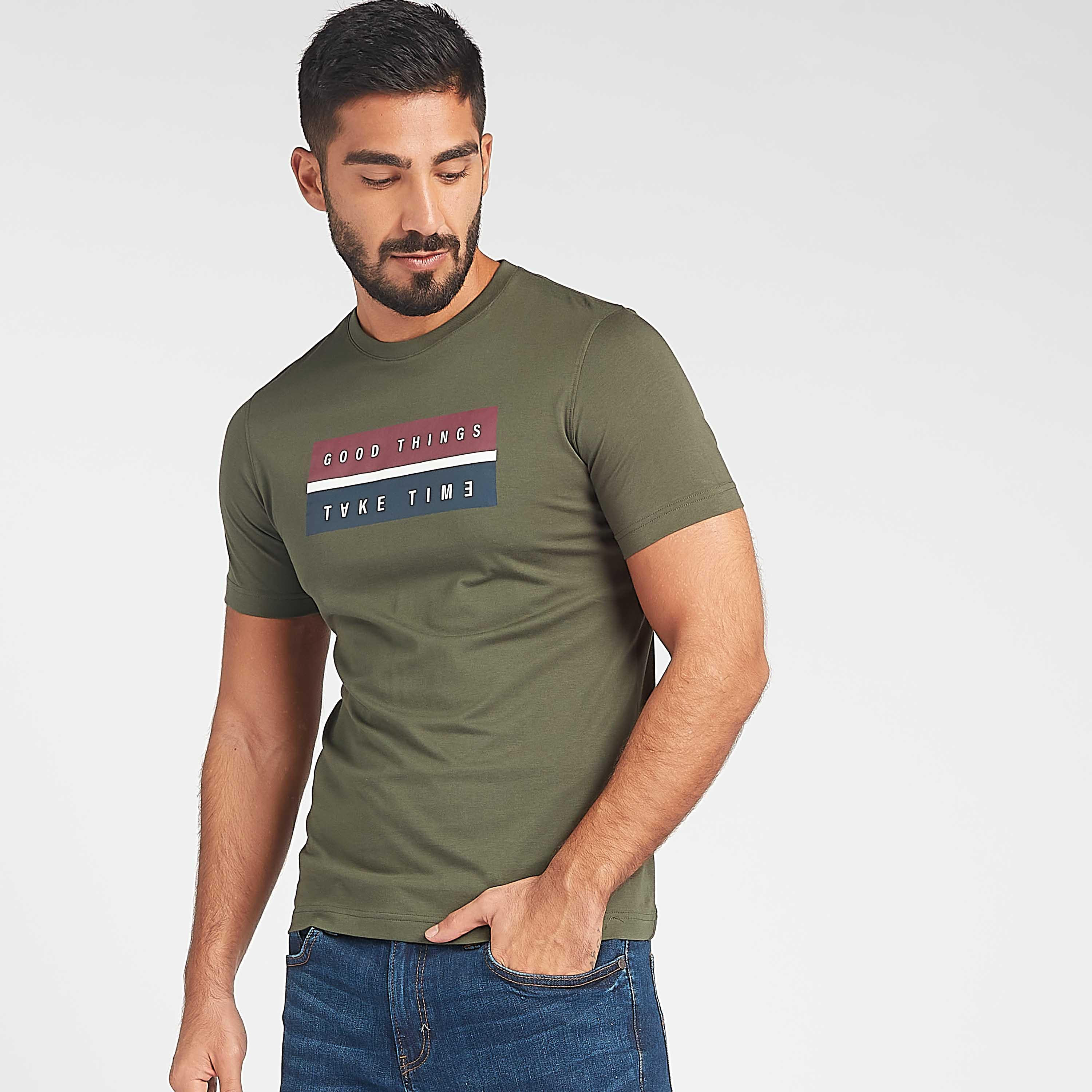 تيشيرت مستدام بياقة ضيّقة وأكمام قصيرة وطبعات شعار-men-clothing-tshirtsandpolos-tshirts-image-1
