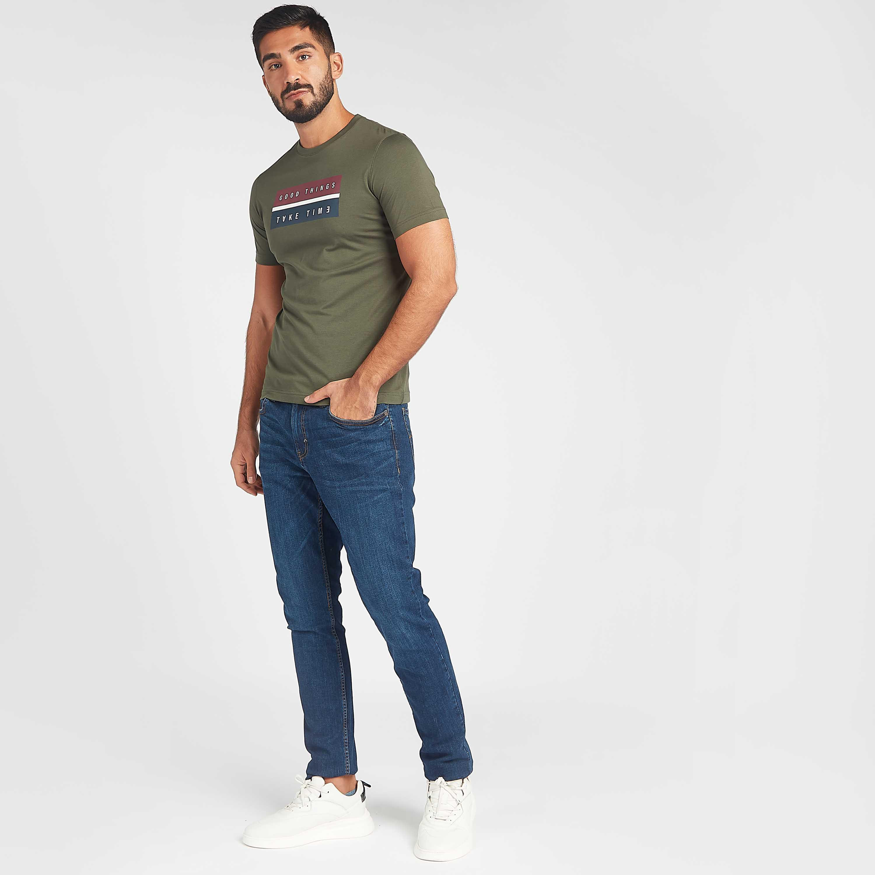 تيشيرت مستدام بياقة ضيّقة وأكمام قصيرة وطبعات شعار-men-clothing-tshirtsandpolos-tshirts-image-2