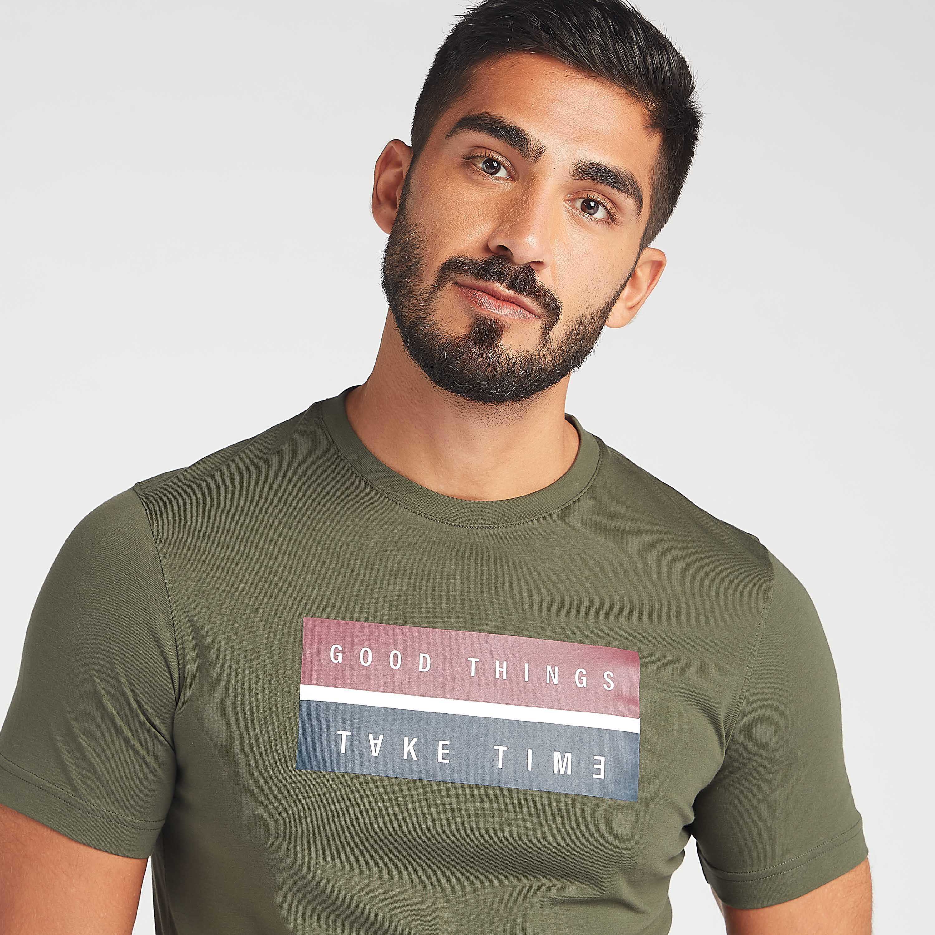 تيشيرت مستدام بياقة ضيّقة وأكمام قصيرة وطبعات شعار-men-clothing-tshirtsandpolos-tshirts-image-3