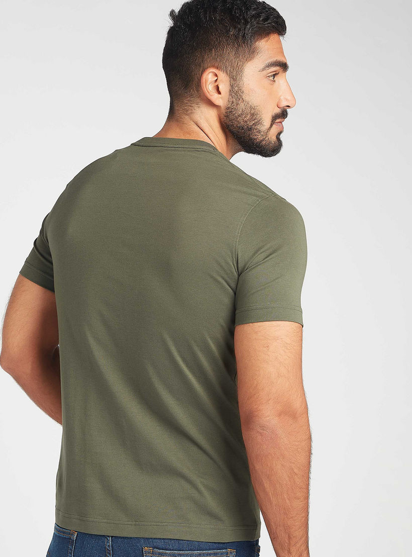 تيشيرت مستدام بياقة ضيّقة وأكمام قصيرة وطبعات شعار-men-clothing-tshirtsandpolos-tshirts-image-4