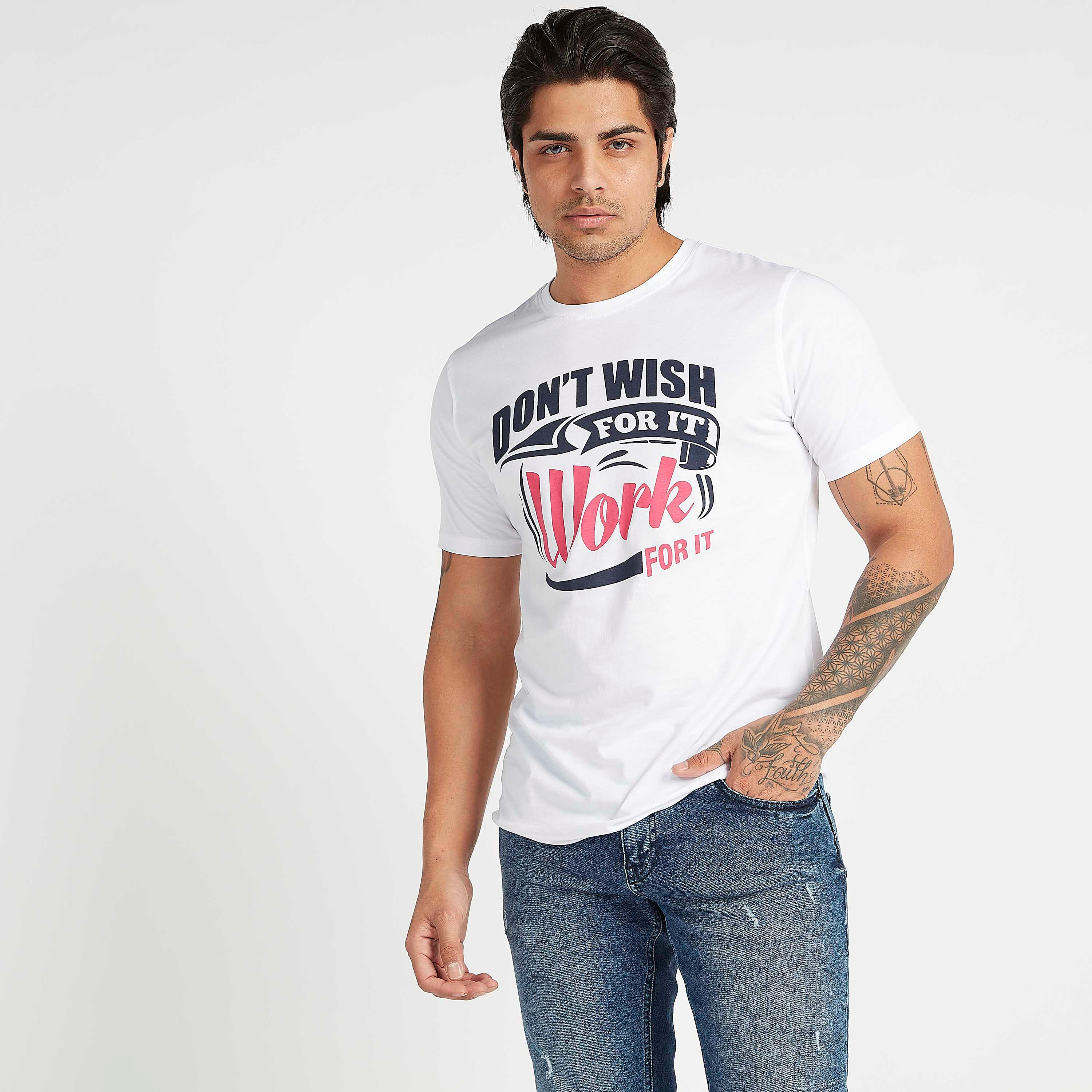 تيشيرت بياقة ضيّقة وأكمام قصيرة وطبعات تايبوجرافيك-men-clothing-tshirtsandpolos-tshirts-image-1
