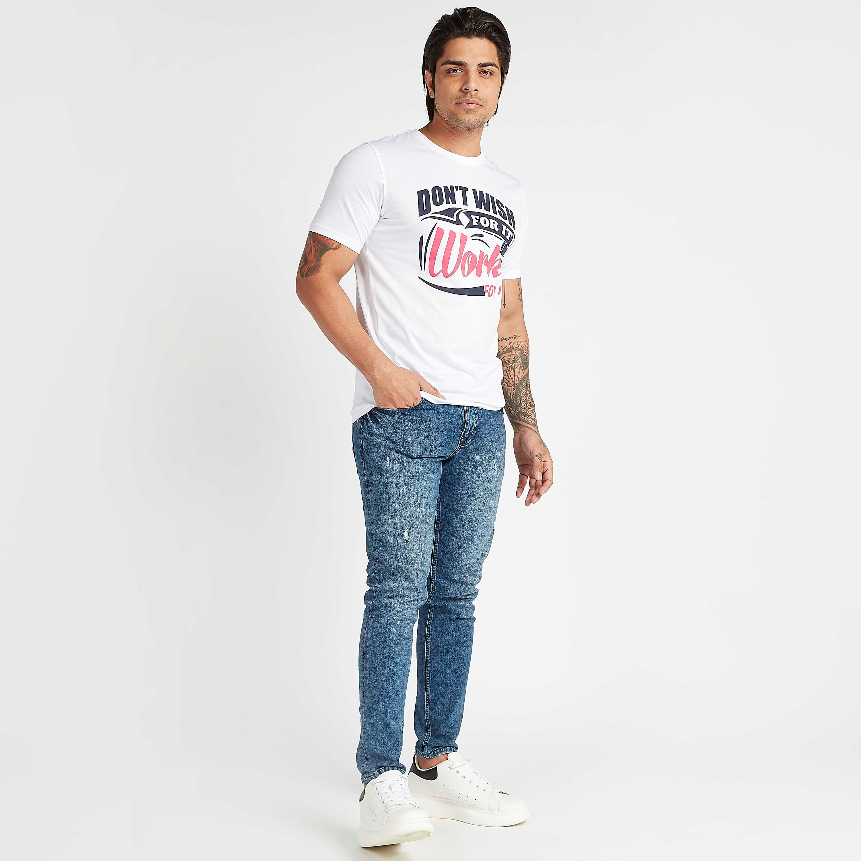 تيشيرت بياقة ضيّقة وأكمام قصيرة وطبعات تايبوجرافيك-men-clothing-tshirtsandpolos-tshirts-image-2