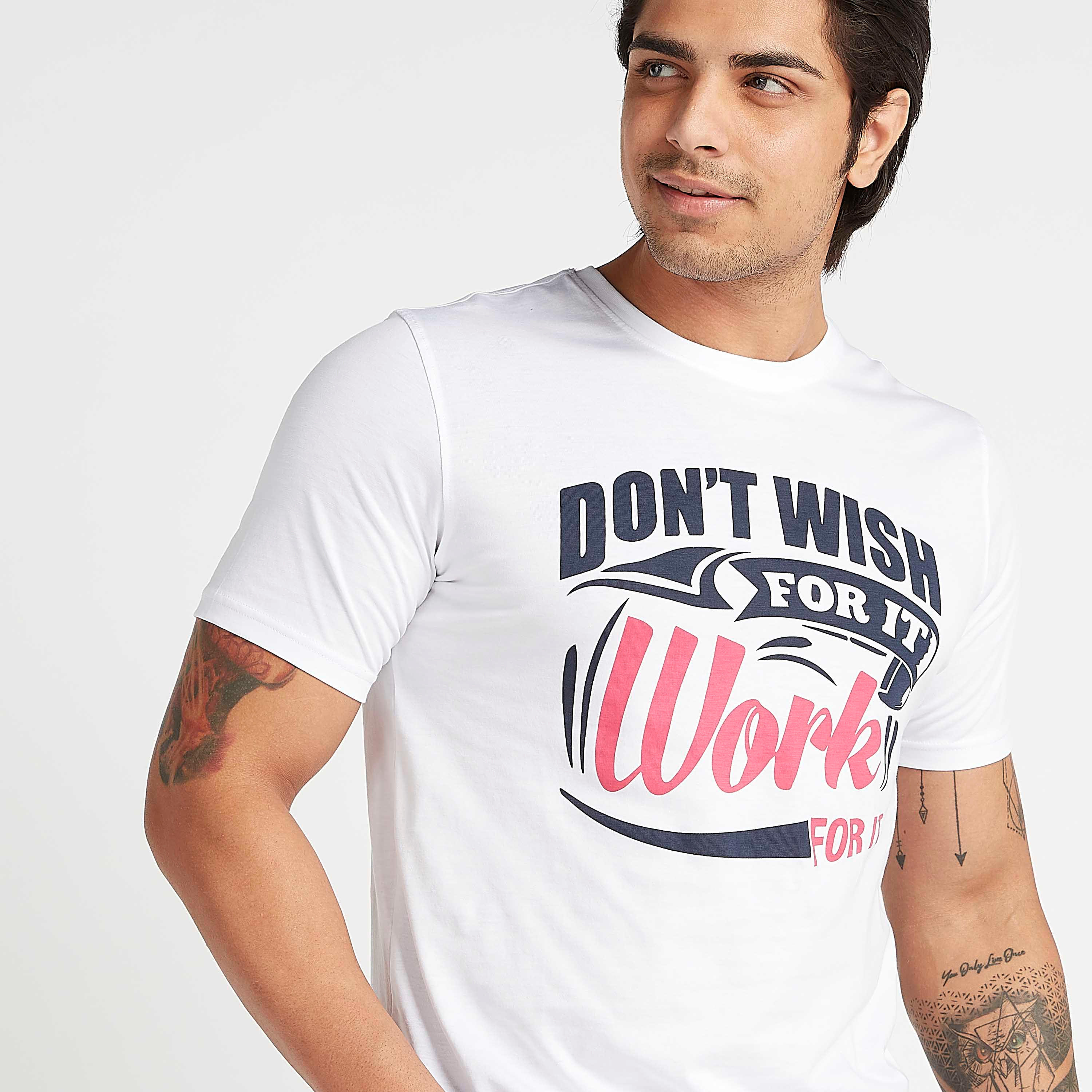 تيشيرت بياقة ضيّقة وأكمام قصيرة وطبعات تايبوجرافيك-men-clothing-tshirtsandpolos-tshirts-image-3