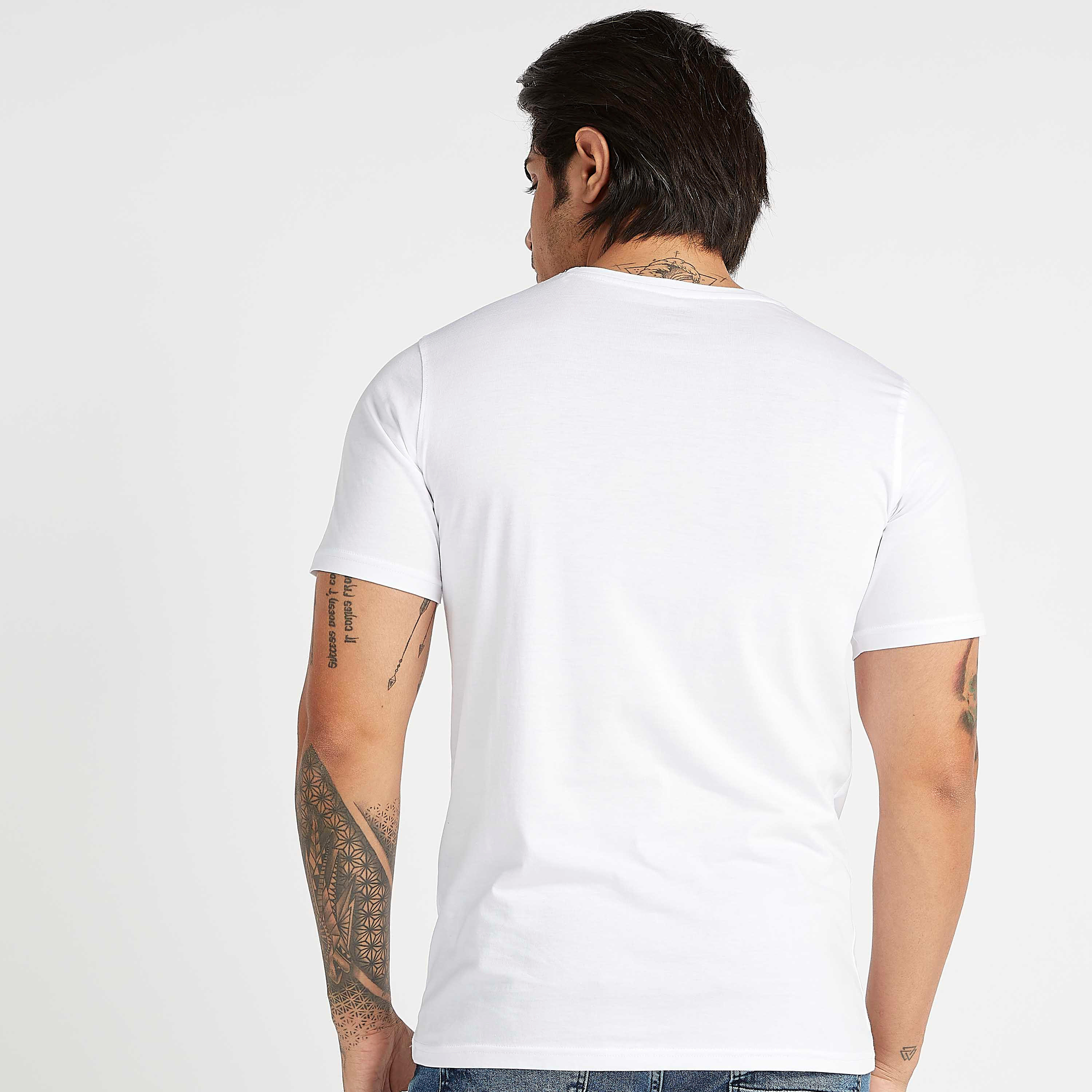 تيشيرت بياقة ضيّقة وأكمام قصيرة وطبعات تايبوجرافيك-men-clothing-tshirtsandpolos-tshirts-image-4