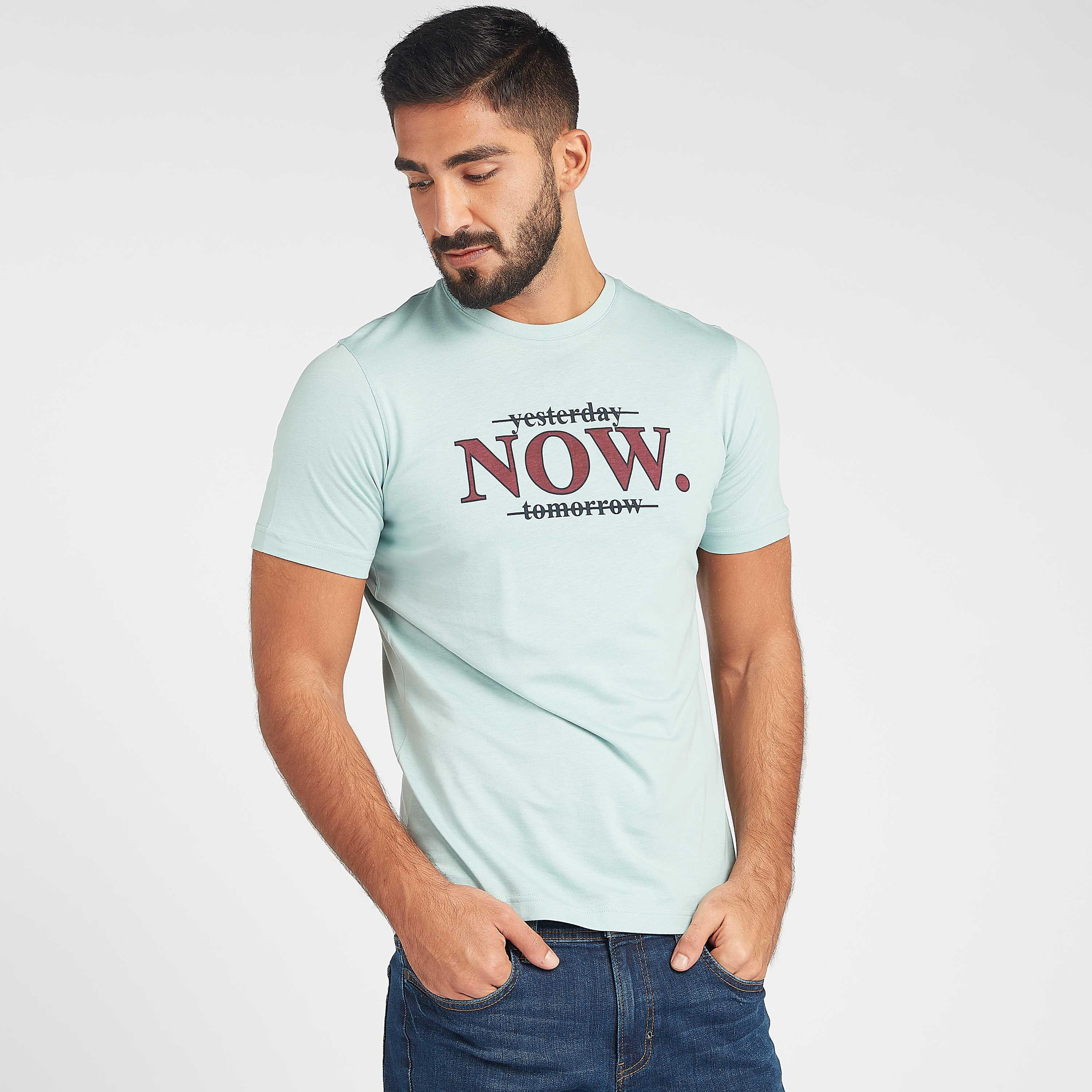 تيشيرت بياقة ضيّقة وأكمام قصيرة وطبعات شعار-men-clothing-tshirtsandpolos-tshirts-image-1