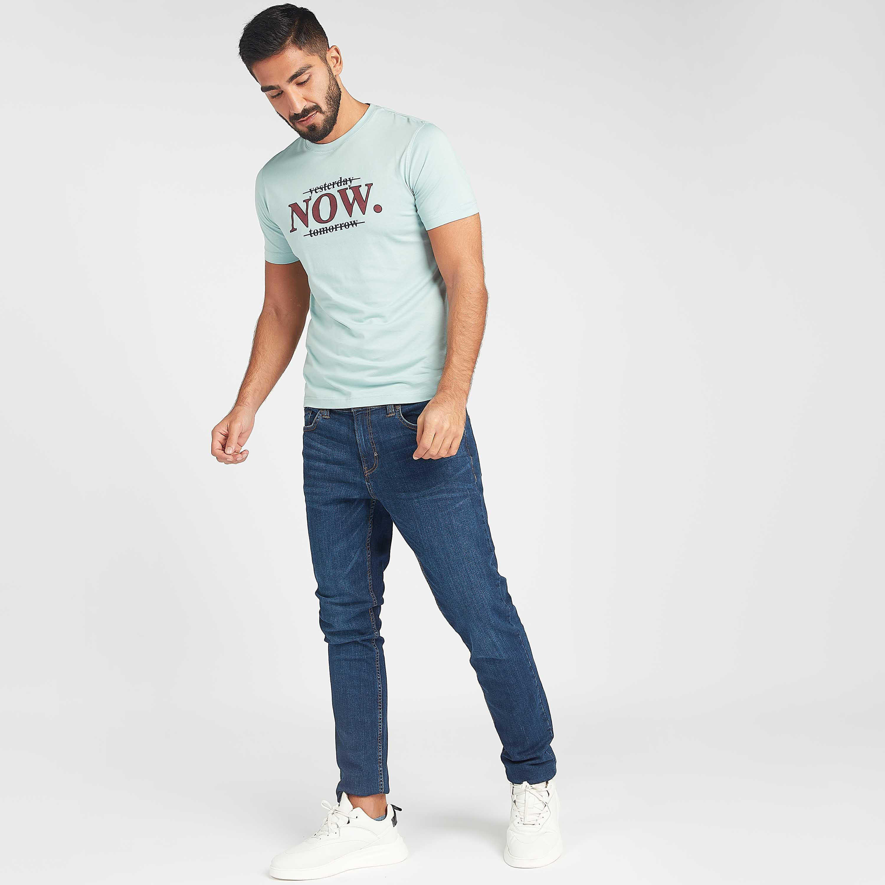 تيشيرت بياقة ضيّقة وأكمام قصيرة وطبعات شعار-men-clothing-tshirtsandpolos-tshirts-image-2