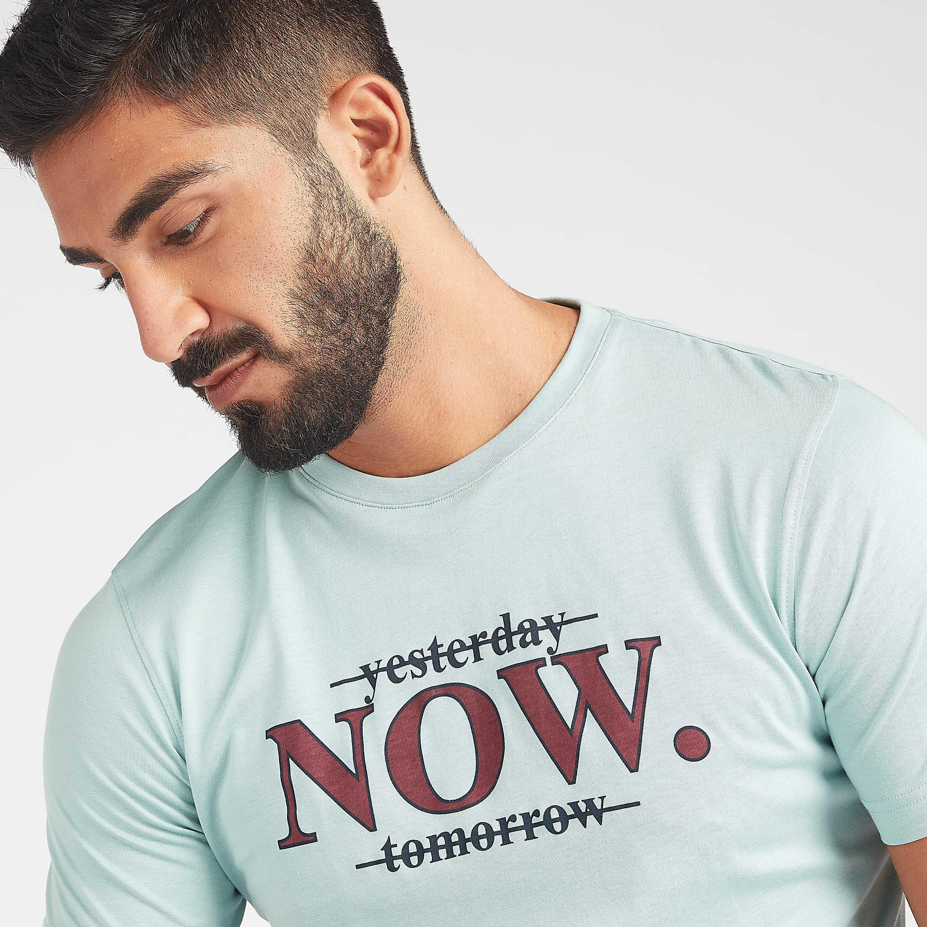 تيشيرت بياقة ضيّقة وأكمام قصيرة وطبعات شعار-men-clothing-tshirtsandpolos-tshirts-image-3