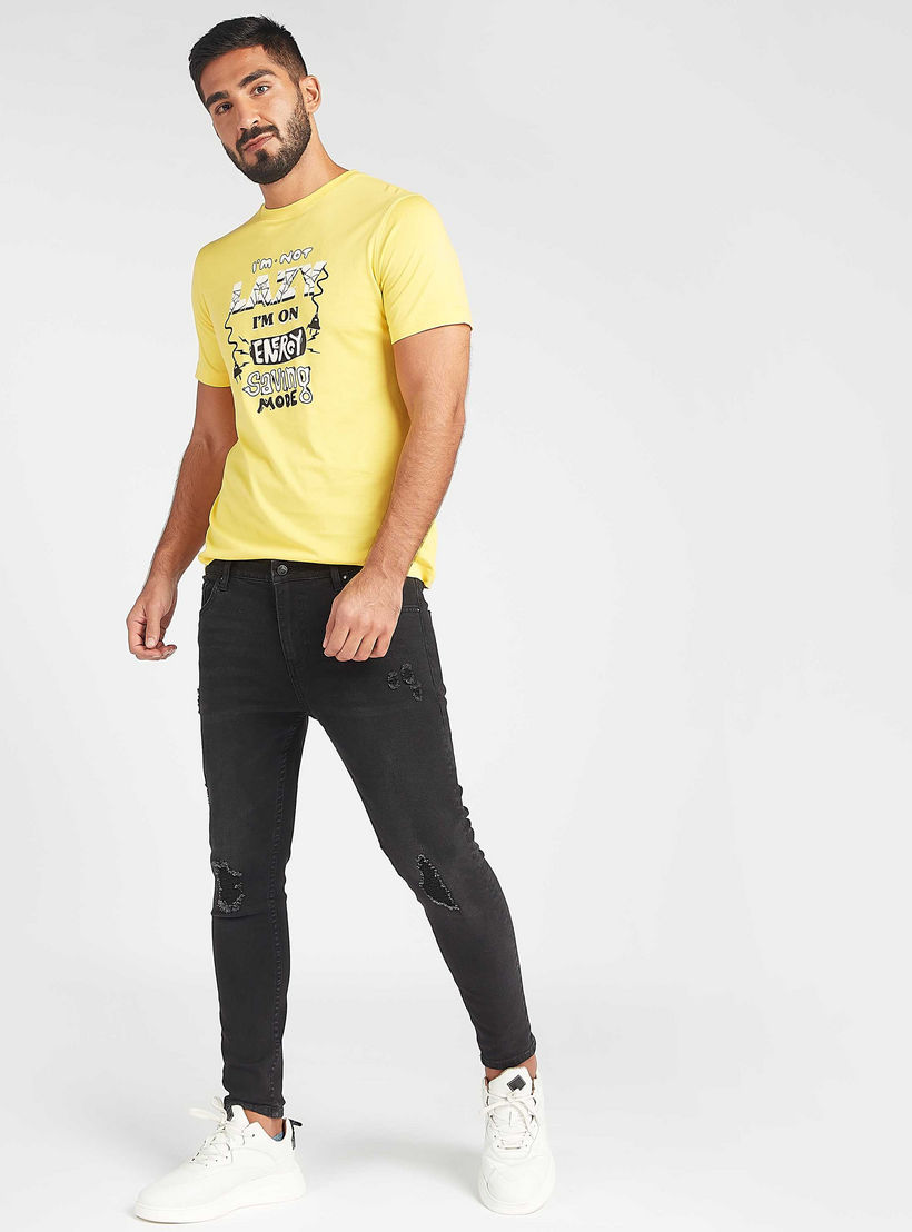 تيشيرت مستدام بياقة ضيّقة وأكمام قصيرة وطبعات شعار-men-clothing-tshirtsandpolos-tshirts-image-2