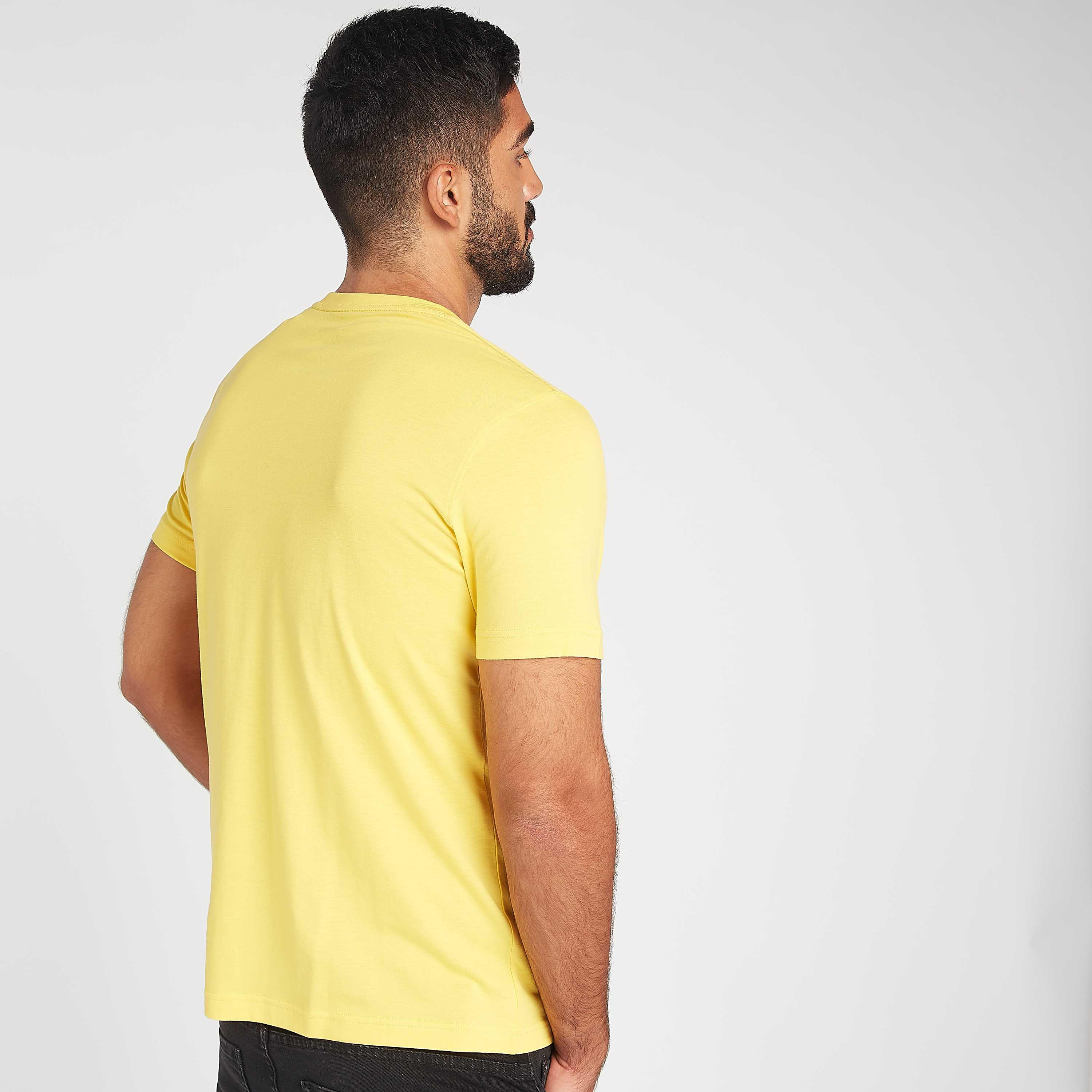 تيشيرت مستدام بياقة ضيّقة وأكمام قصيرة وطبعات شعار-men-clothing-tshirtsandpolos-tshirts-image-4