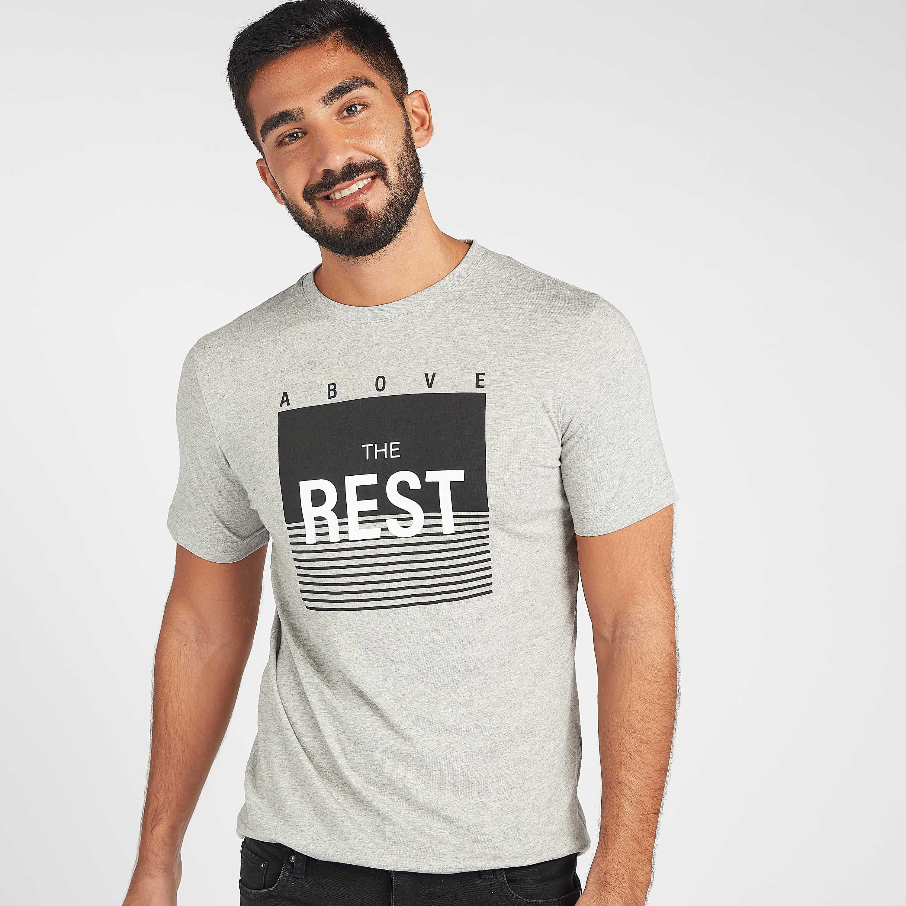 تيشيرت مستدام بياقة ضيّقة وأكمام قصيرة وطبعات شعار-men-clothing-tshirtsandpolos-tshirts-image-1