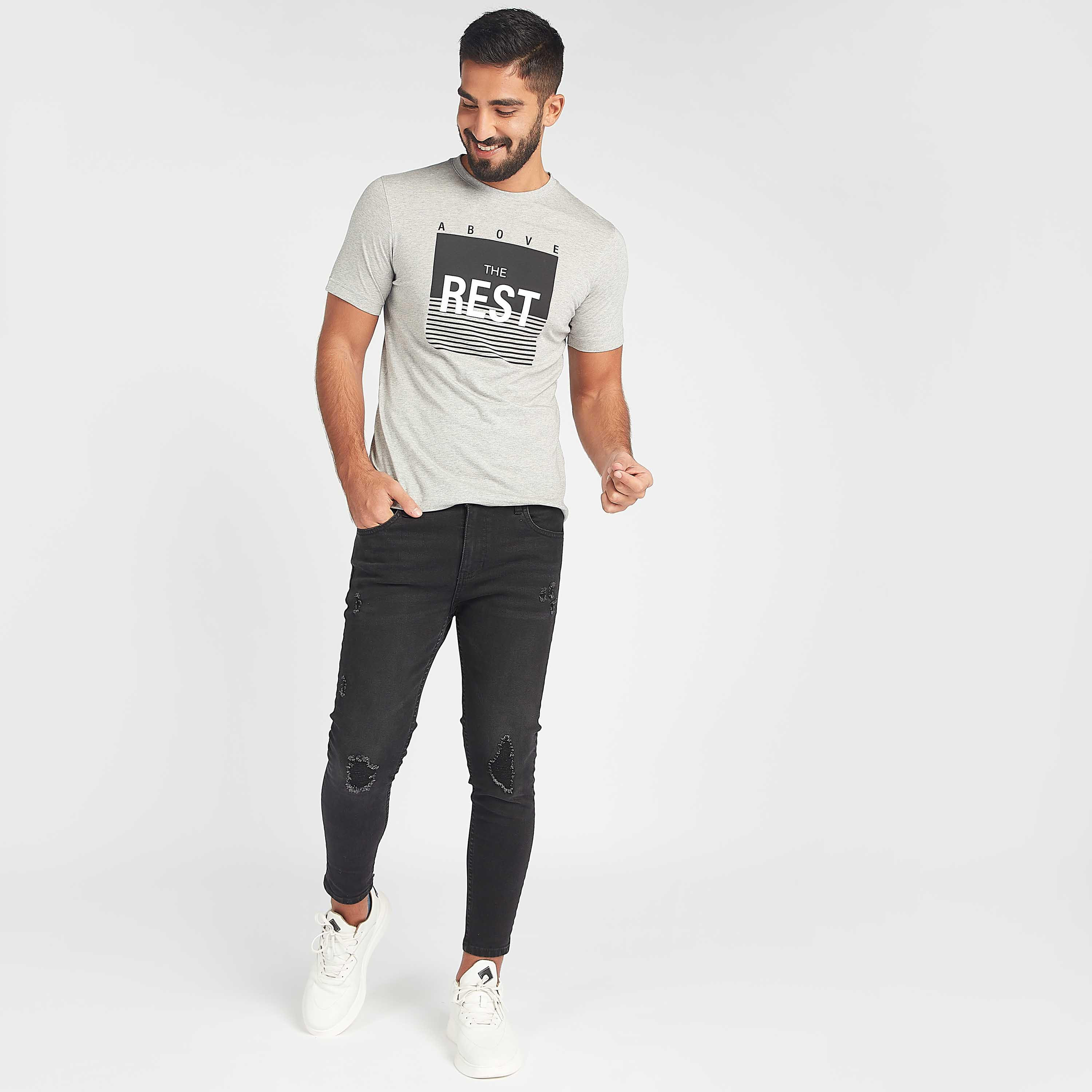 تيشيرت مستدام بياقة ضيّقة وأكمام قصيرة وطبعات شعار-men-clothing-tshirtsandpolos-tshirts-image-2