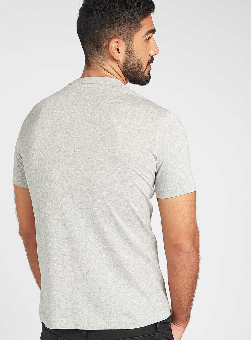 تيشيرت مستدام بياقة ضيّقة وأكمام قصيرة وطبعات شعار-men-clothing-tshirtsandpolos-tshirts-image-4