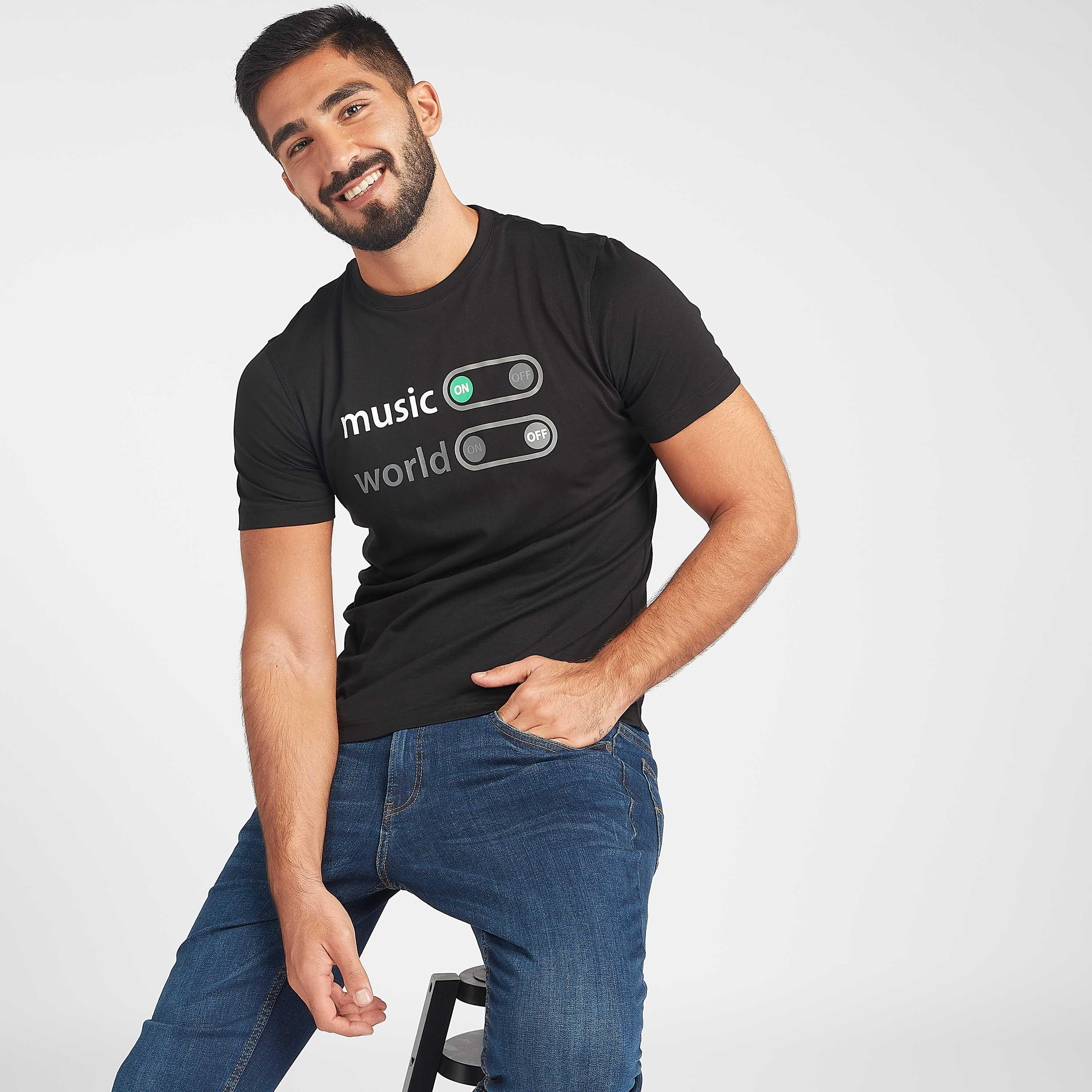 تيشيرت مستدام بياقة ضيّقة وأكمام قصيرة وطبعات-men-clothing-tshirtsandpolos-tshirts-image-1