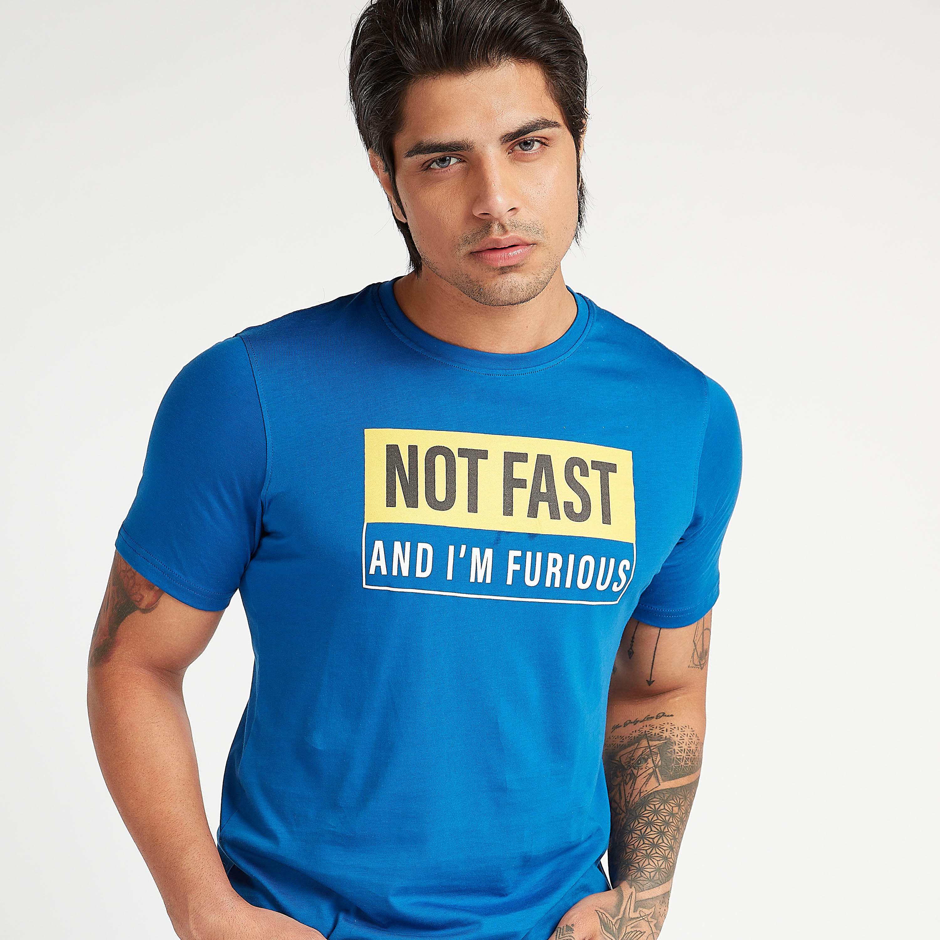 تيشيرت بياقة ضيّقة وأكمام قصيرة وطبعات شعار-men-clothing-tshirtsandpolos-tshirts-image-1