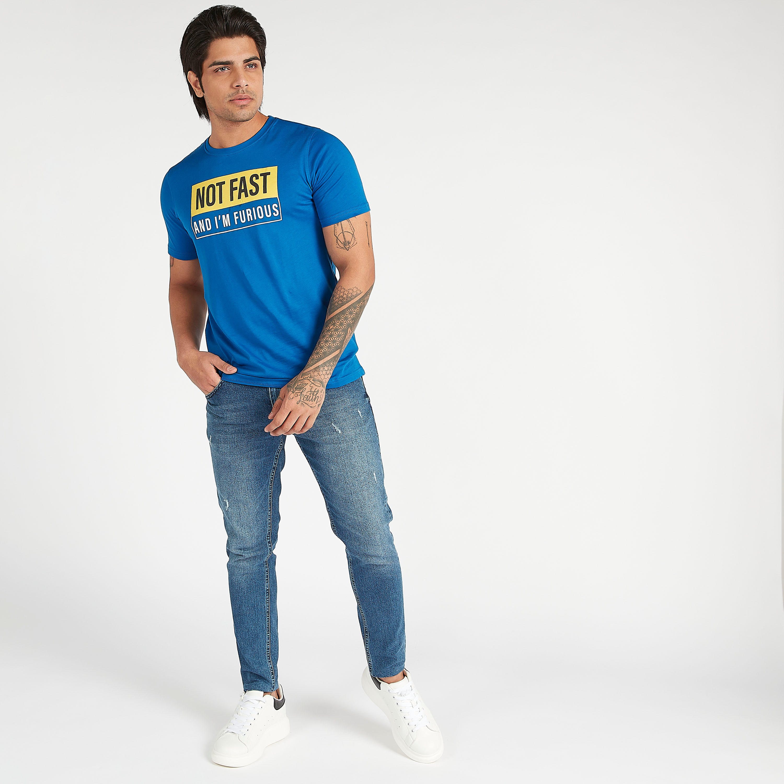 تيشيرت بياقة ضيّقة وأكمام قصيرة وطبعات شعار-men-clothing-tshirtsandpolos-tshirts-image-2