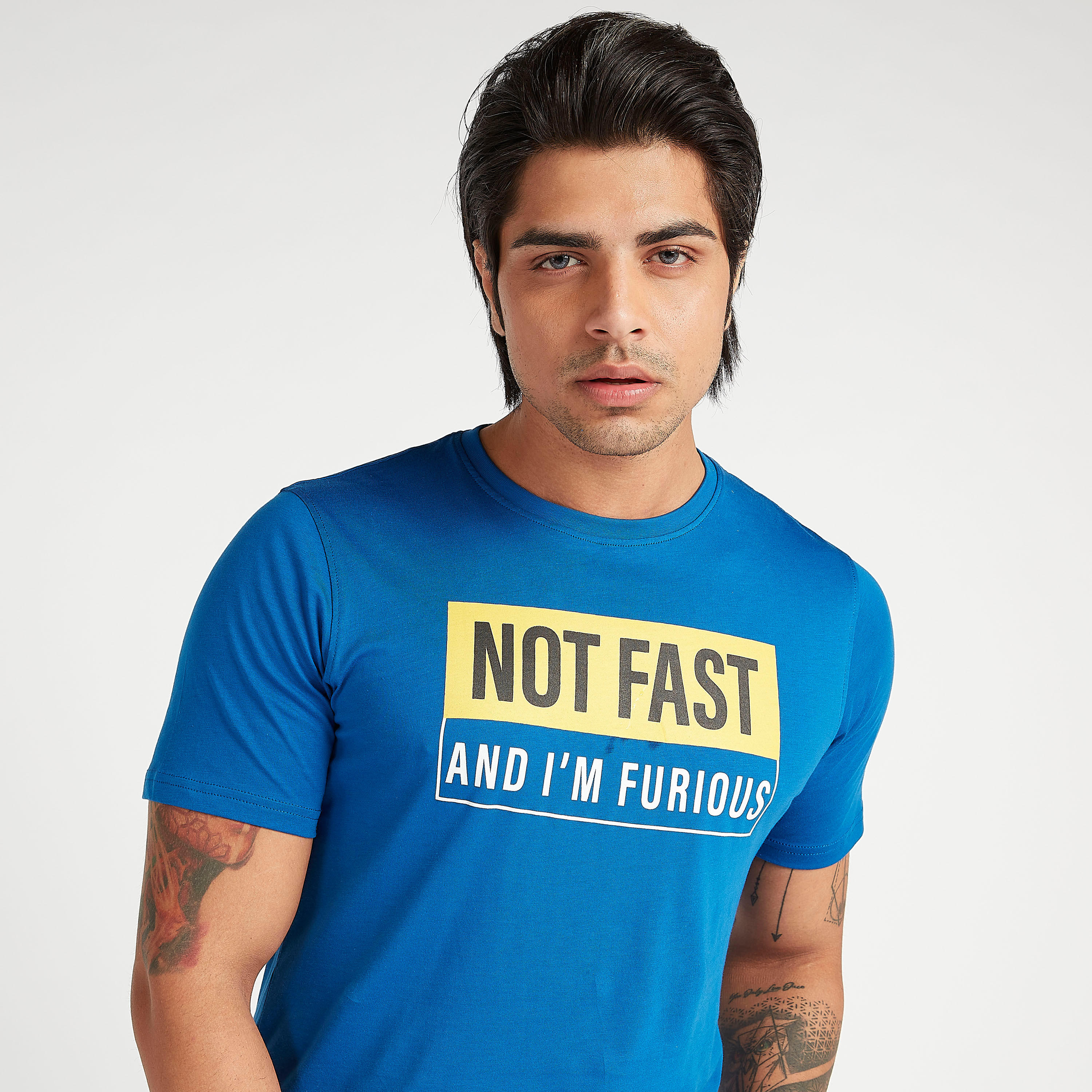 تيشيرت بياقة ضيّقة وأكمام قصيرة وطبعات شعار-men-clothing-tshirtsandpolos-tshirts-image-3