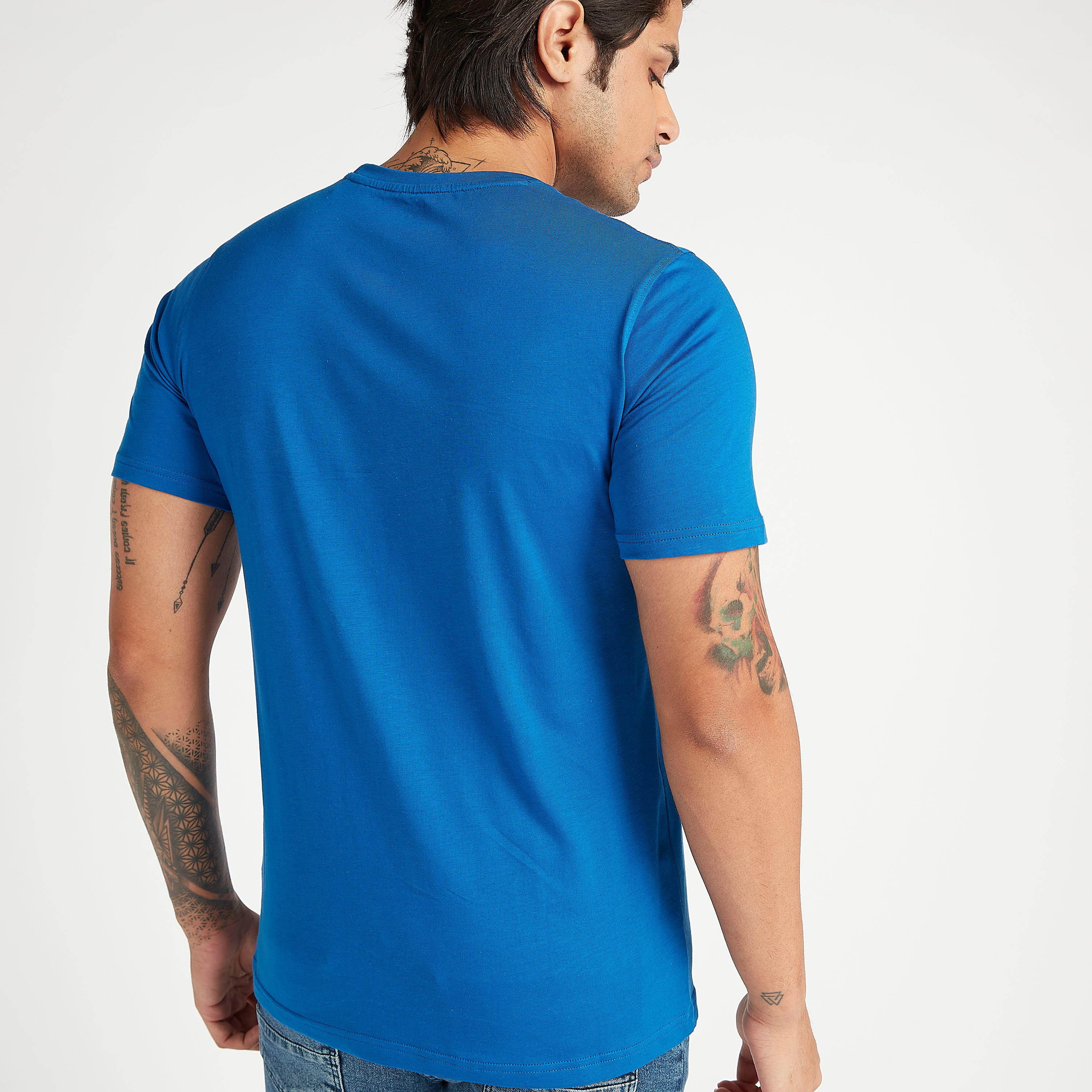تيشيرت بياقة ضيّقة وأكمام قصيرة وطبعات شعار-men-clothing-tshirtsandpolos-tshirts-image-4