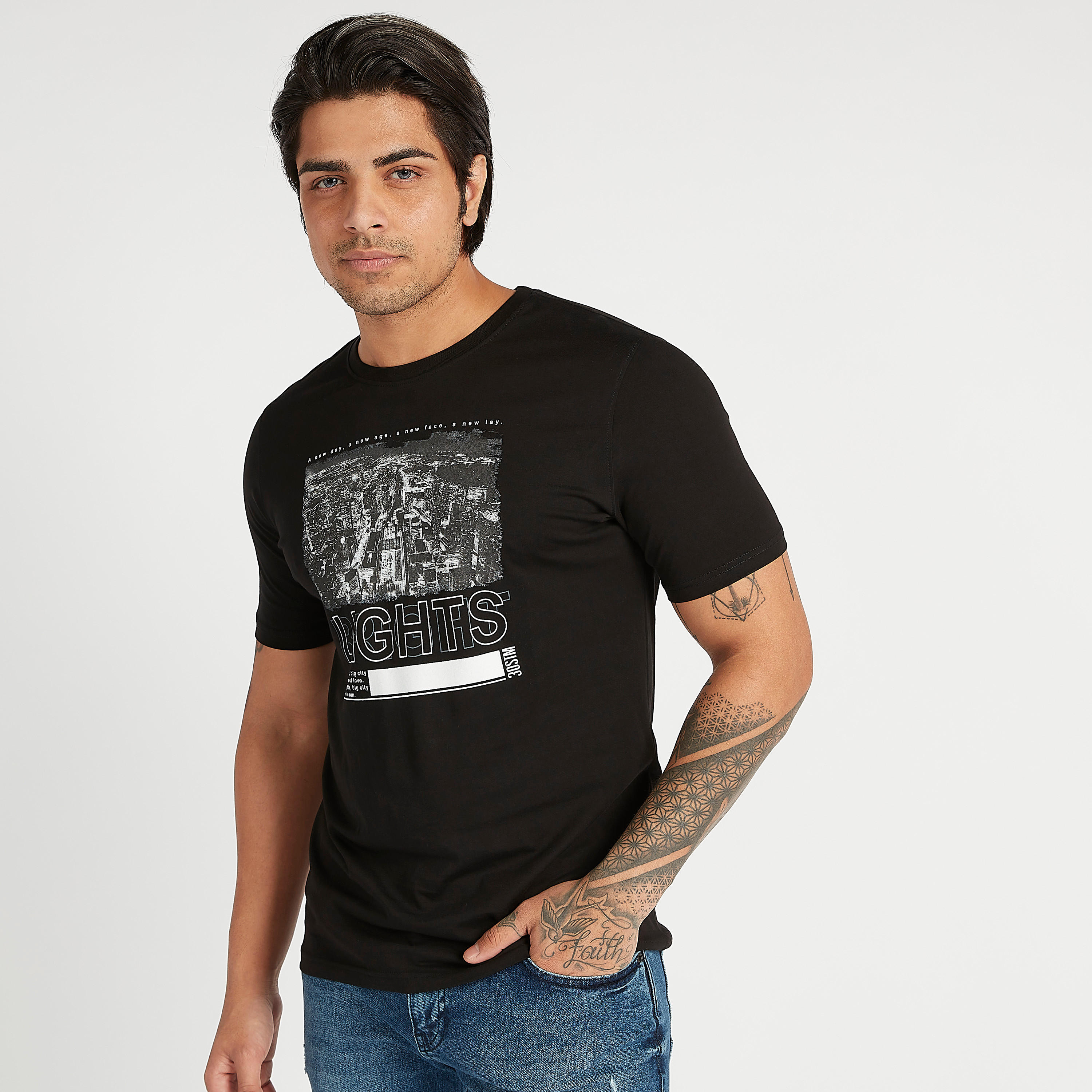 تيشيرت مستدام بياقة ضيقة وأكمام قصيرة وطبعات جَرافيك-men-clothing-tshirtsandpolos-tshirts-image-1