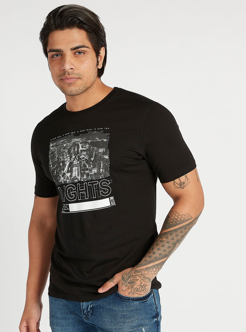تيشيرت مستدام بياقة ضيقة وأكمام قصيرة وطبعات جَرافيك-men-clothing-tshirtsandpolos-tshirts-image-1